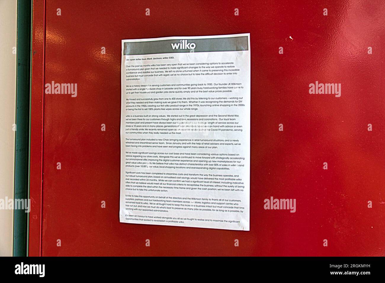 Glasgow, Schottland, Großbritannien. 10. August 2023. Die Erklärung von Wilko SEO wurde an die Seitenwände des Geschäfts in clydebank geklebt, als die Regale zwischen den Käfigen geleert wurden, wobei das Personal mit der Neuberechnung beschäftigt war. Credit Gerard Ferry/Alamy Live News Stockfoto
