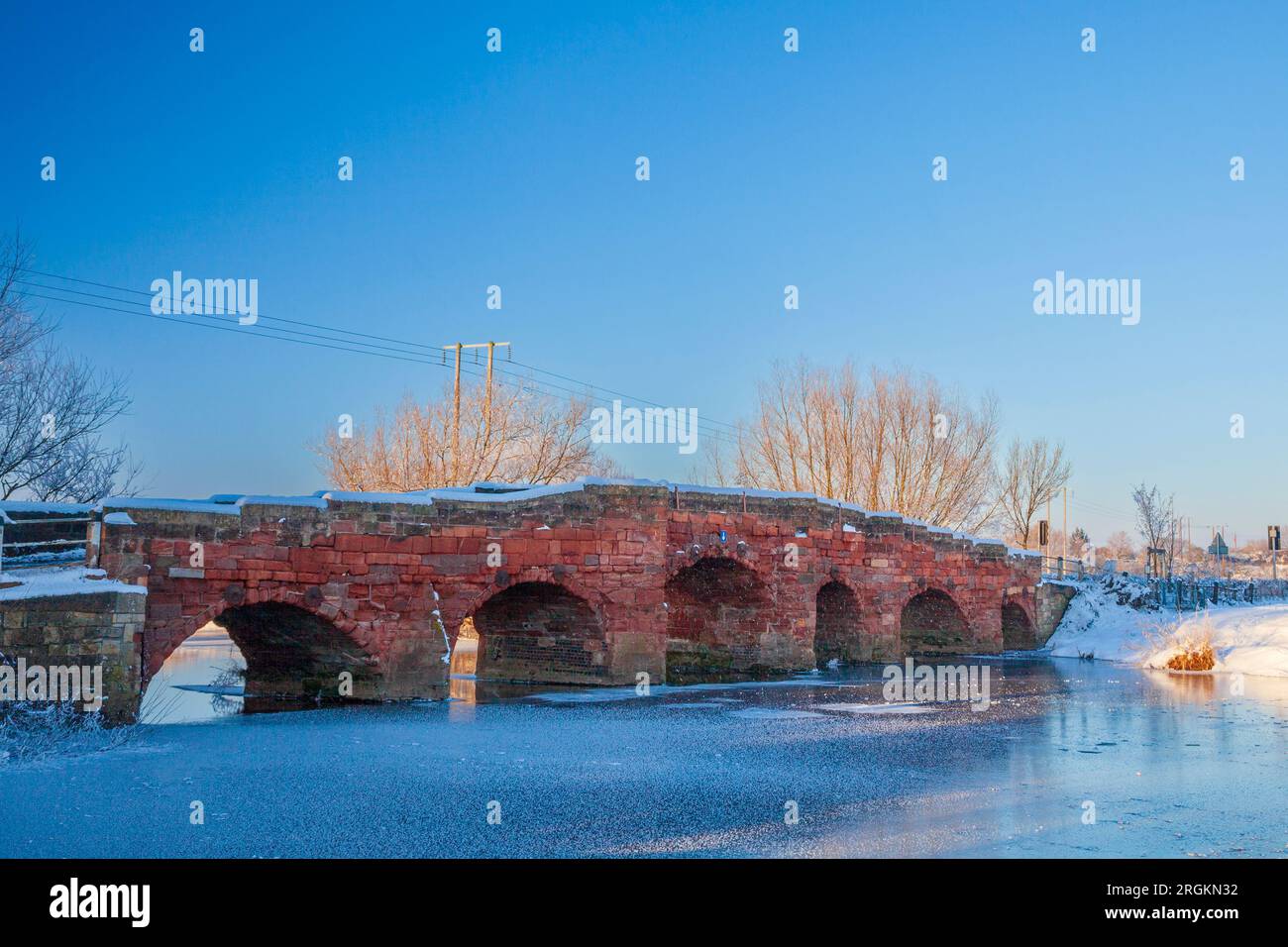 Eckington Bridge und der gefrorene Fluss Avon am ersten Weihnachtsfeiertag 2010 mit einer Temperatur von -12C, Worcestershire Stockfoto