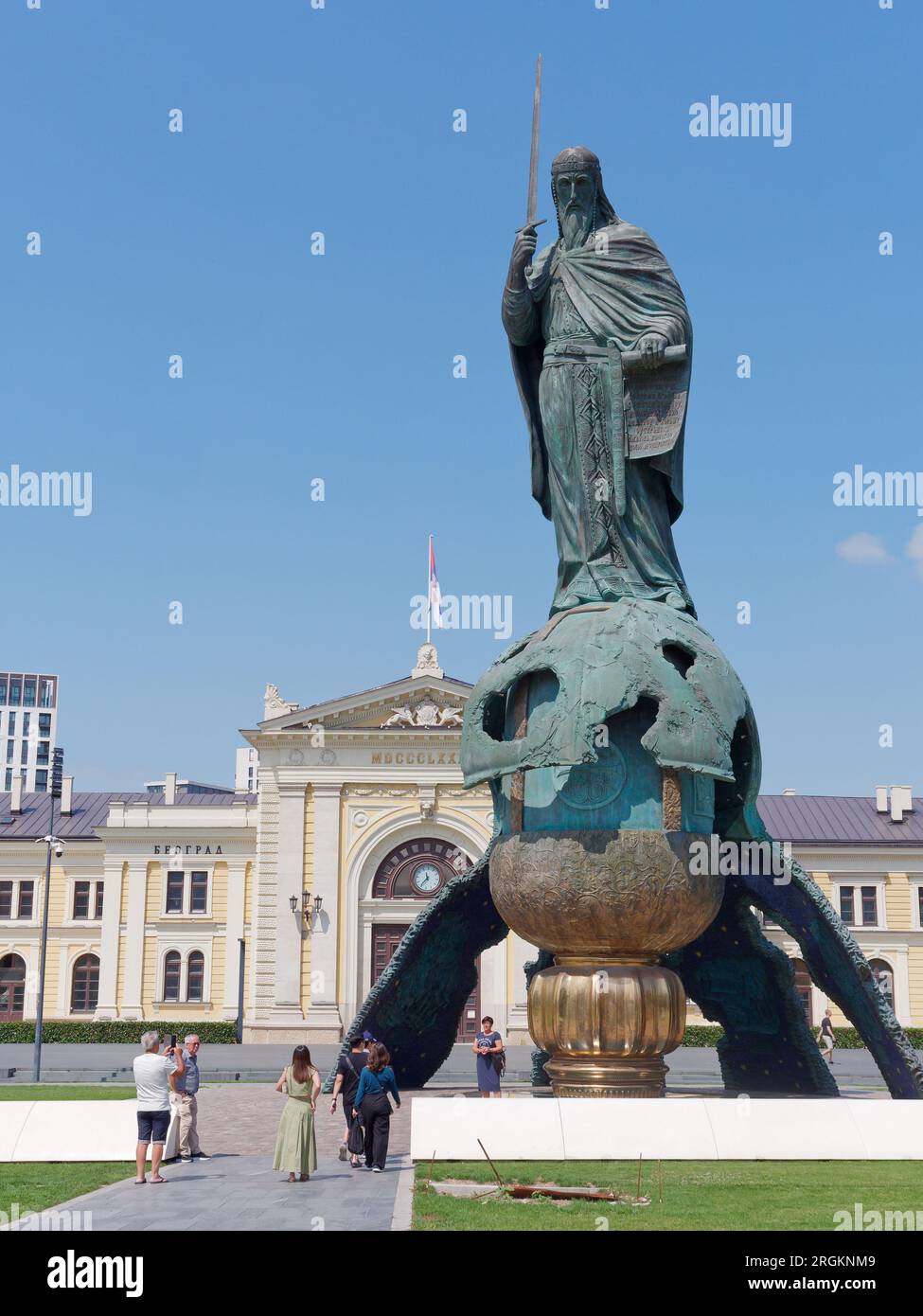 König Stefan Nemanja Statue vor dem alten Bahnhof in Belgrad, Serbien. August 2023. Stockfoto