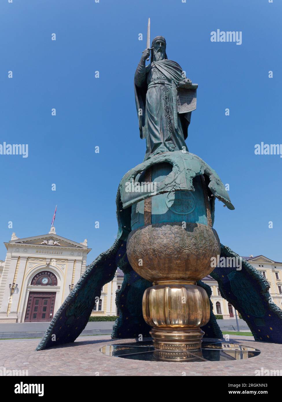 König Stefan Nemanja Statue vor dem alten Bahnhof in Belgrad, Serbien. August 2023. Stockfoto