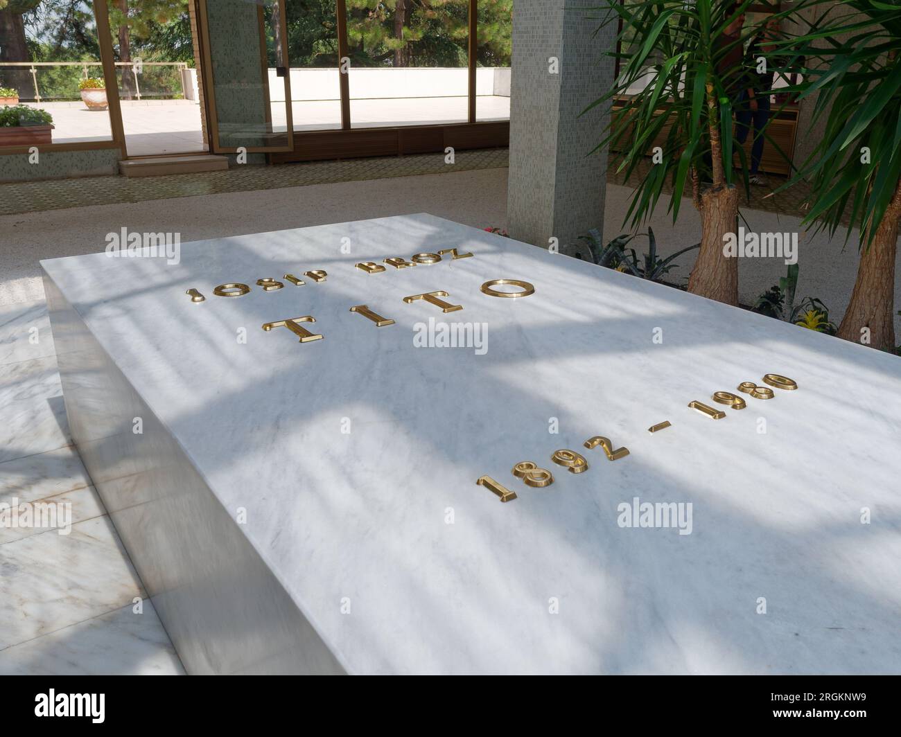 Josip Broz Tito Mausoleum im Haus der Blumen in Belgrad, Serbien. August 2023. Stockfoto