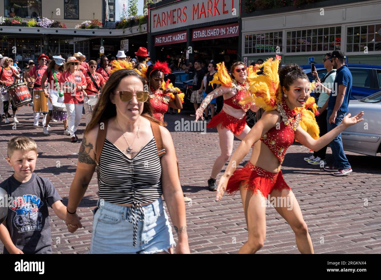 Seattle, USA. 30. Juli 2023. Vamola Brazilian Drum & Dance auf dem Pike Place Market an einem heißen Sommertag. Stockfoto