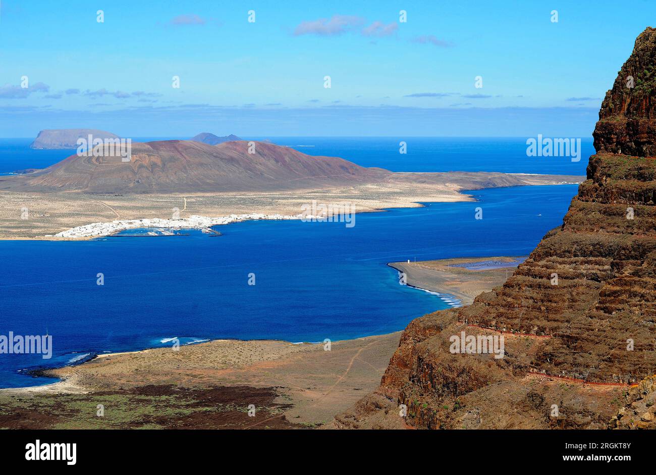 La Graciosa Island ab Los Riscos de Famara (Insel Lanzarote). Am unteren Ende der Insel Montaña Clara. Las Palmas, Kanarische Inseln, Spanien. Stockfoto