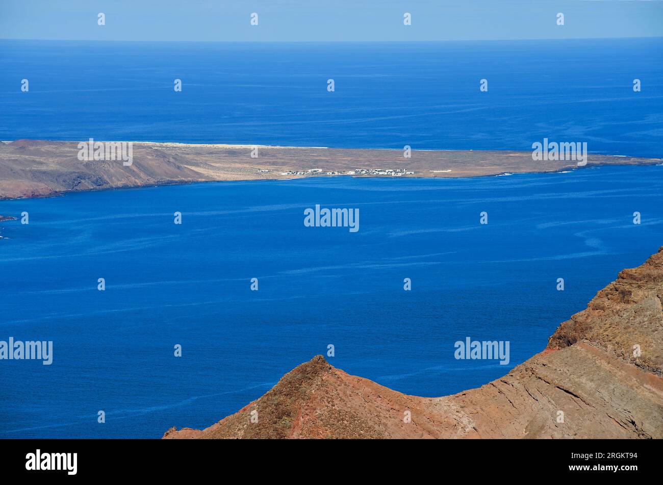 Casas de Pedro Barba (Insel La Graciosa) aus Sicht von Riscos de Famara (Insel Lanzarote), der Provinz Las Palmas, den Kanarischen Inseln, Spanien. Stockfoto