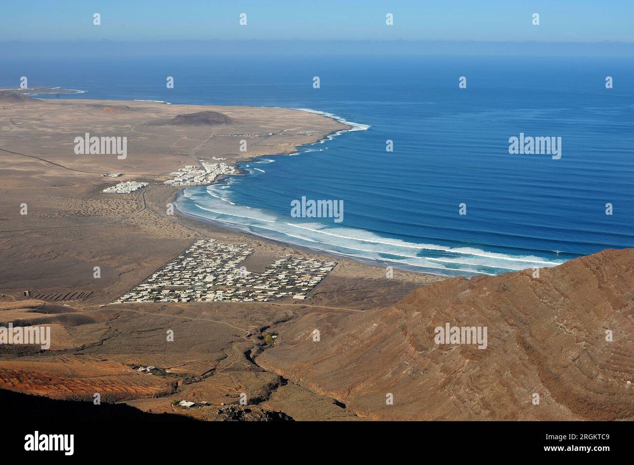 La Caleta de Famara Seen von Riscos de Famara. Lanzarote, Las Palmas, Kanarische Inseln, Spanien. Stockfoto