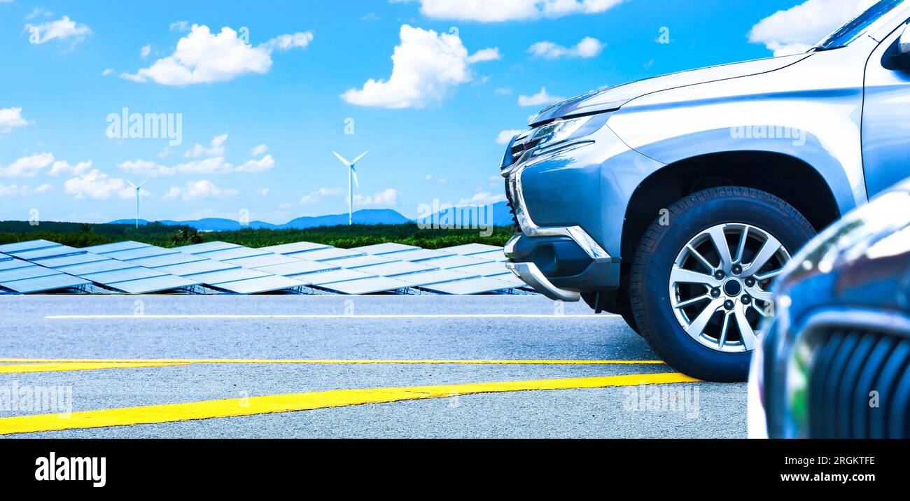 Elektrofahrzeug-Technologie-Konzept, Elektroauto auf der Straße mit einer Natur und blauem Himmel im Hintergrund, alternative Energie für Elektroauto-Cha Stockfoto