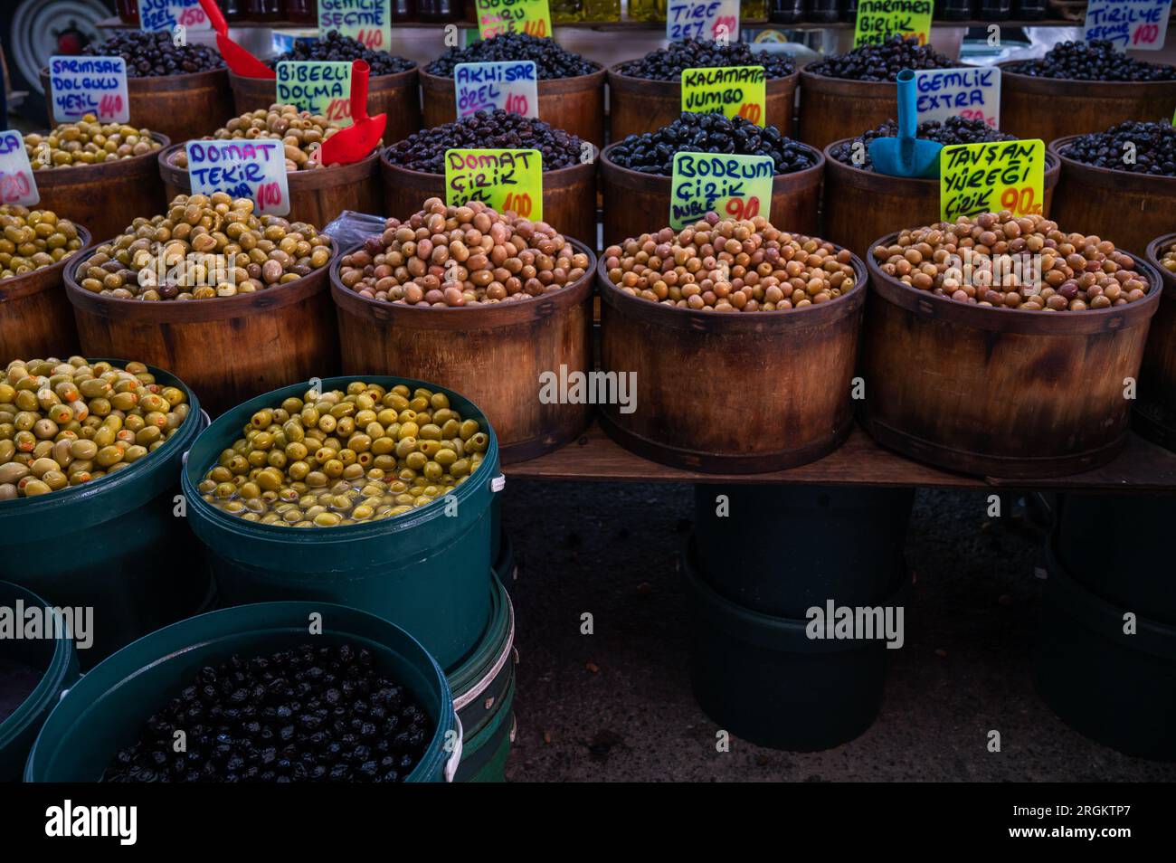 Verschiedene Oliven werden auf dem traditionellen türkischen Bauernmarkt verkauft, eine Theke gefüllt mit frischem Obst Stockfoto