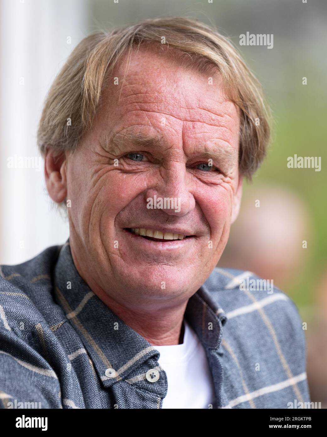 Schliersee, Deutschland. 10. Aug. 2023. Markus Wasmeier, ehemaliger Skifahrer, sitzt in seinem Freilichtmuseum. Wasmeier wird am 09.09.2023 60 Jahre alt. Kredit: Sven Hoppe/dpa/Alamy Live News Stockfoto