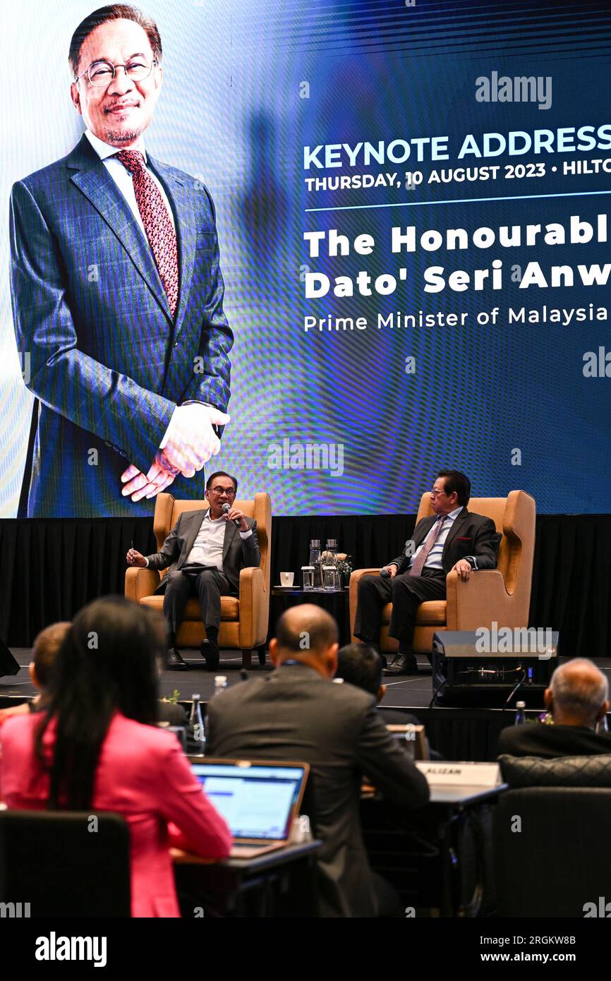 Kuala Lumpur, Malaysia. 10. Aug. 2023. Der malaysische Premierminister Anwar Ibrahim (L) spricht während des 36. Asiatisch-pazifischen Rundtisches (APR) am 10. August 2023 in Kuala Lumpur, Malaysia. Mehr Kooperation, Inklusivität und Gerechtigkeit sind die Antwort darauf, die Herausforderung der anhaltenden globalen Unsicherheit anzunehmen, sagte der malaysische Premierminister Anwar Ibrahim am Donnerstag.ZU GEHEN MIT "größere Inklusivität, Kooperation, gerechte Antwort auf globale Unsicherheit: Malaysischer PM". Kredit: Cheng Yiheng/Xinhua/Alamy Live News Stockfoto