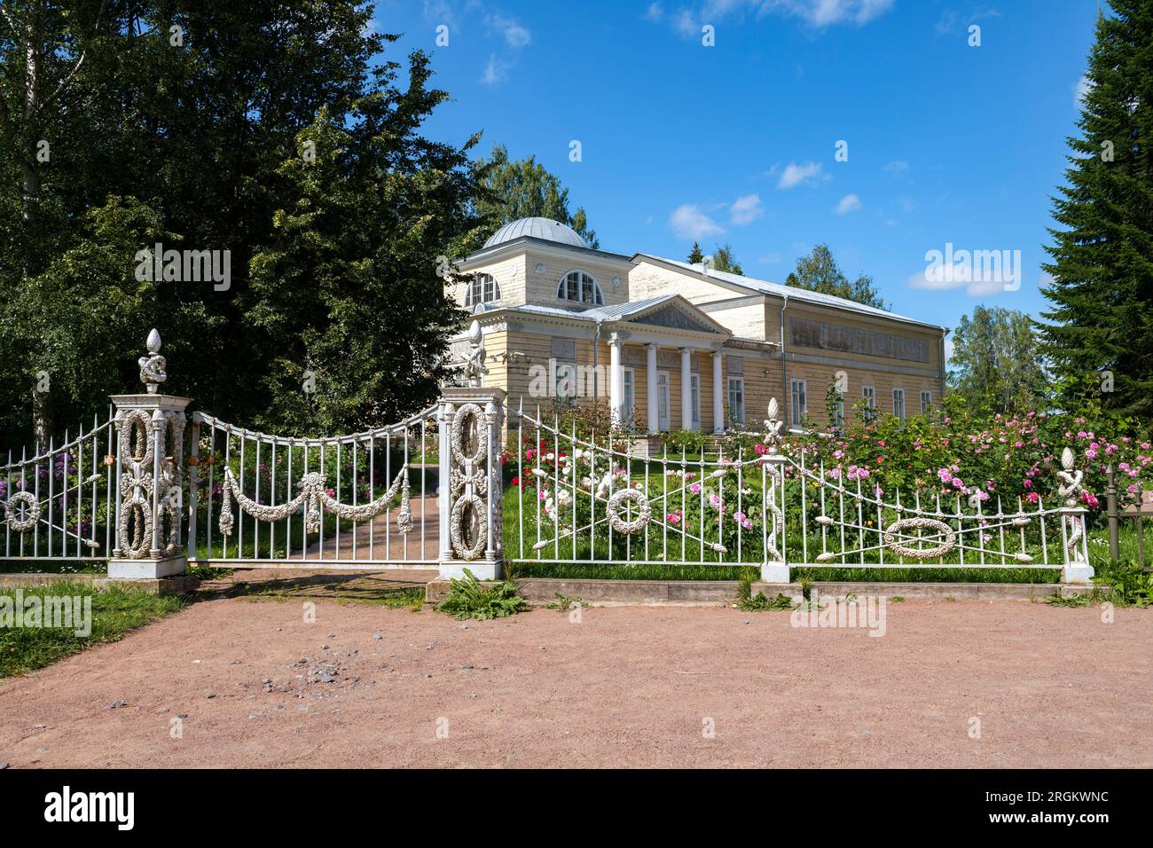 PAVLOVSK, RUSSLAND - 10. JULI 2023: Antiker Zaun des Rosenpavillons im Pavlovsky Park an einem sonnigen Juli-Tag. Umgebung von St. Petersburg Stockfoto