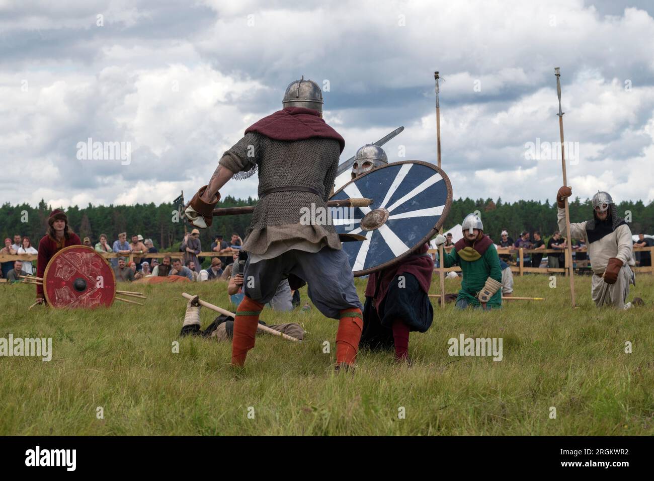 REGION TVER - 22. JULI 2023: Duell zweier frühmittelalterlicher Krieger. Historisches Festival „Epic Coast-2023" Stockfoto