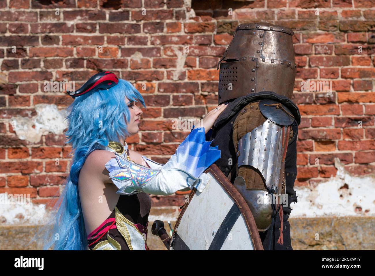 SHLISSELBURG, RUSSLAND - 29. JULI 2023: Ein Mädchen in einem Fantasy-Kostüm verabschiedet sich von einem mittelalterlichen Ritter. Historisches Festival „Epic Island-2023“. Oreshek Stockfoto