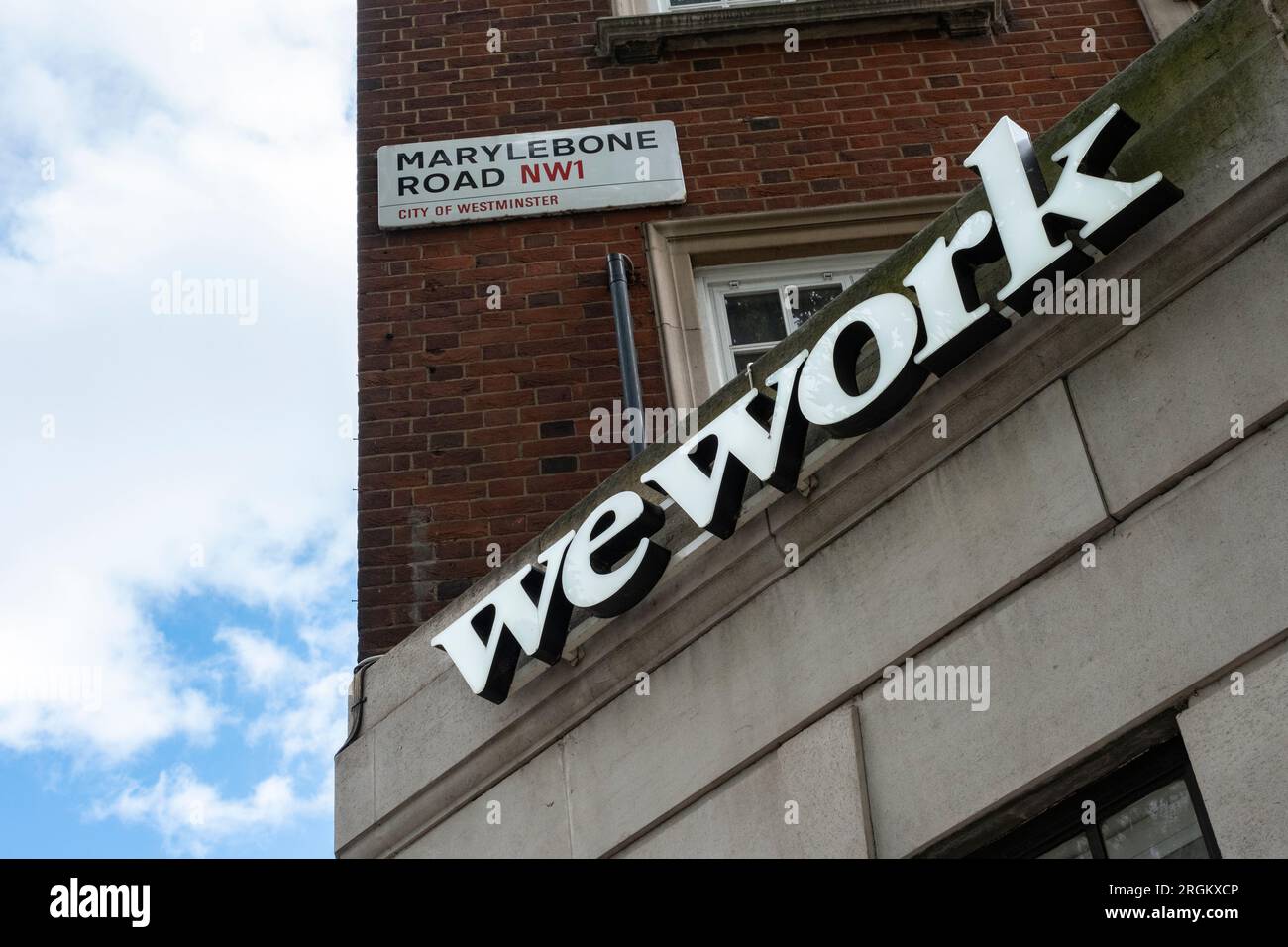 WeWork Bürogebäude und Schild auf der Marylebone Road, London. Wird für Zusammenarbeit und gemeinsame Bürovermietung verwendet. Stockfoto