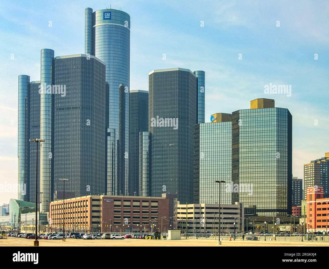 Eine Gruppe von Wolkenkratzern in Detroit, Michigan. Das GM-Logo von General Motors ist auf dem Hauptsitz des Unternehmens zu sehen Stockfoto
