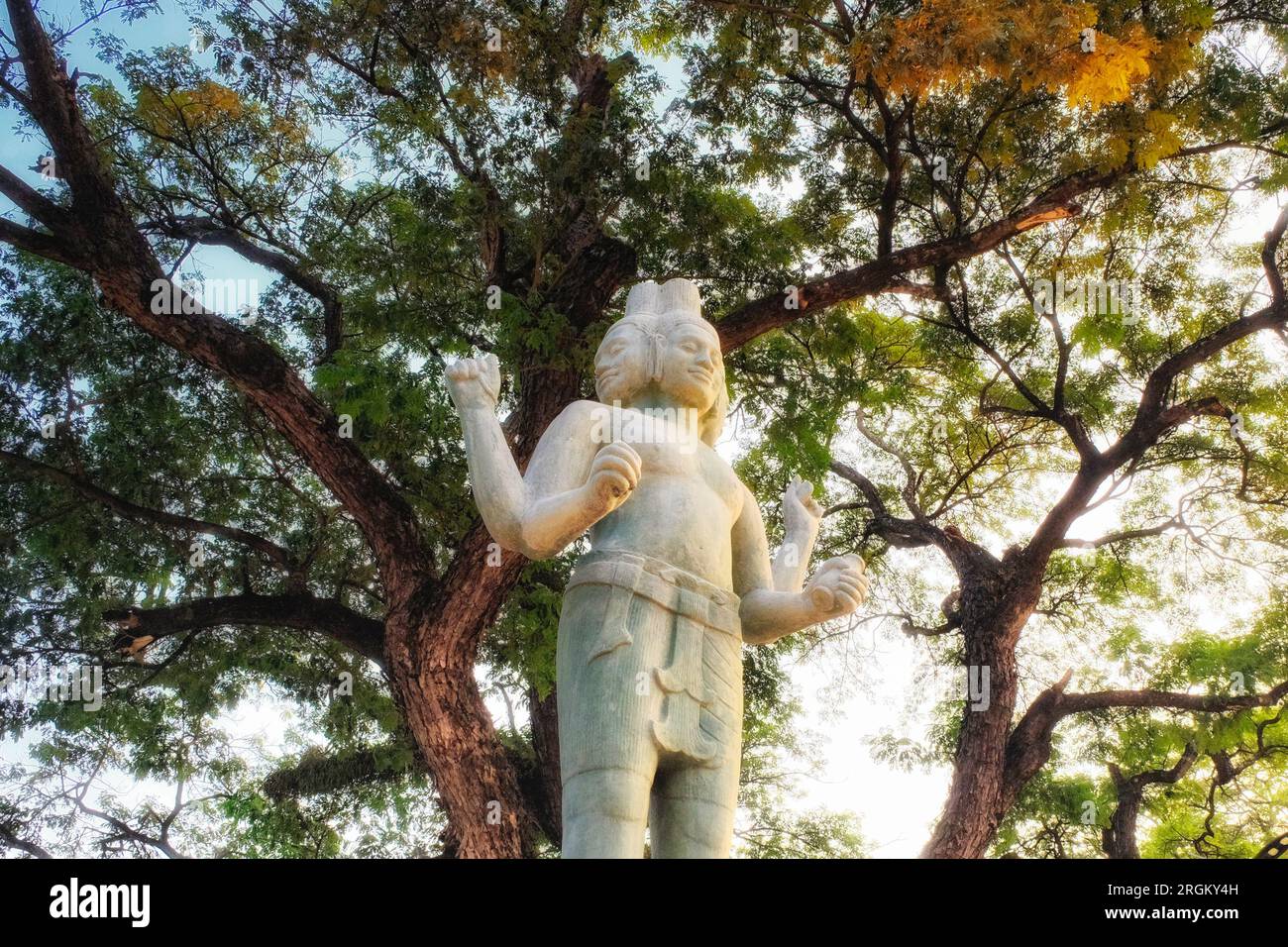 Göttliche Skulptur: Eine herrliche vierarmige, vielseitige hinduistische Gottheit, die in Kambodscha aufwendig geformt wurde. Stockfoto