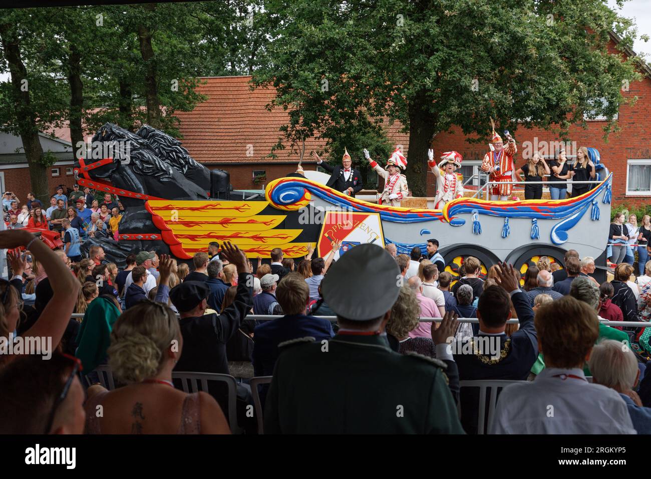 Vechta, Deutschland. 10. Aug. 2023. Ein Festwagen mit dem Prinzen reitet auf der Festivalparade am Stoppelmarkt entlang. Das traditionelle Festival findet seit 725 Jahren statt. Der Ehrengast bei der Eröffnung ist Lilo Wanders. Kredit: Friso Gentsch/dpa/Alamy Live News Stockfoto