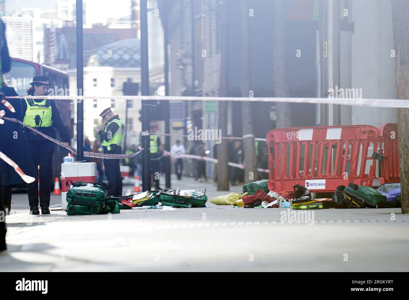 Datei Foto vom 06/10/22 von Polizisten am Tatort, nachdem drei Personen nach Berichten von Messerstichen in Bishopsgate in London ins Krankenhaus gebracht wurden. Louis Parkinson, 26, und Tyrone Dean, 24, wurden zu jeweils zwölf Jahren verurteilt, nachdem sie für ihre Beteiligung an einem Raubüberfall und einem Messerangriff in der Londoner City für schuldig befunden worden waren, als eine Mobilfunk-Raubserie vereitelt wurde. Ausgabedatum: Donnerstag, 10. August 2023. Stockfoto