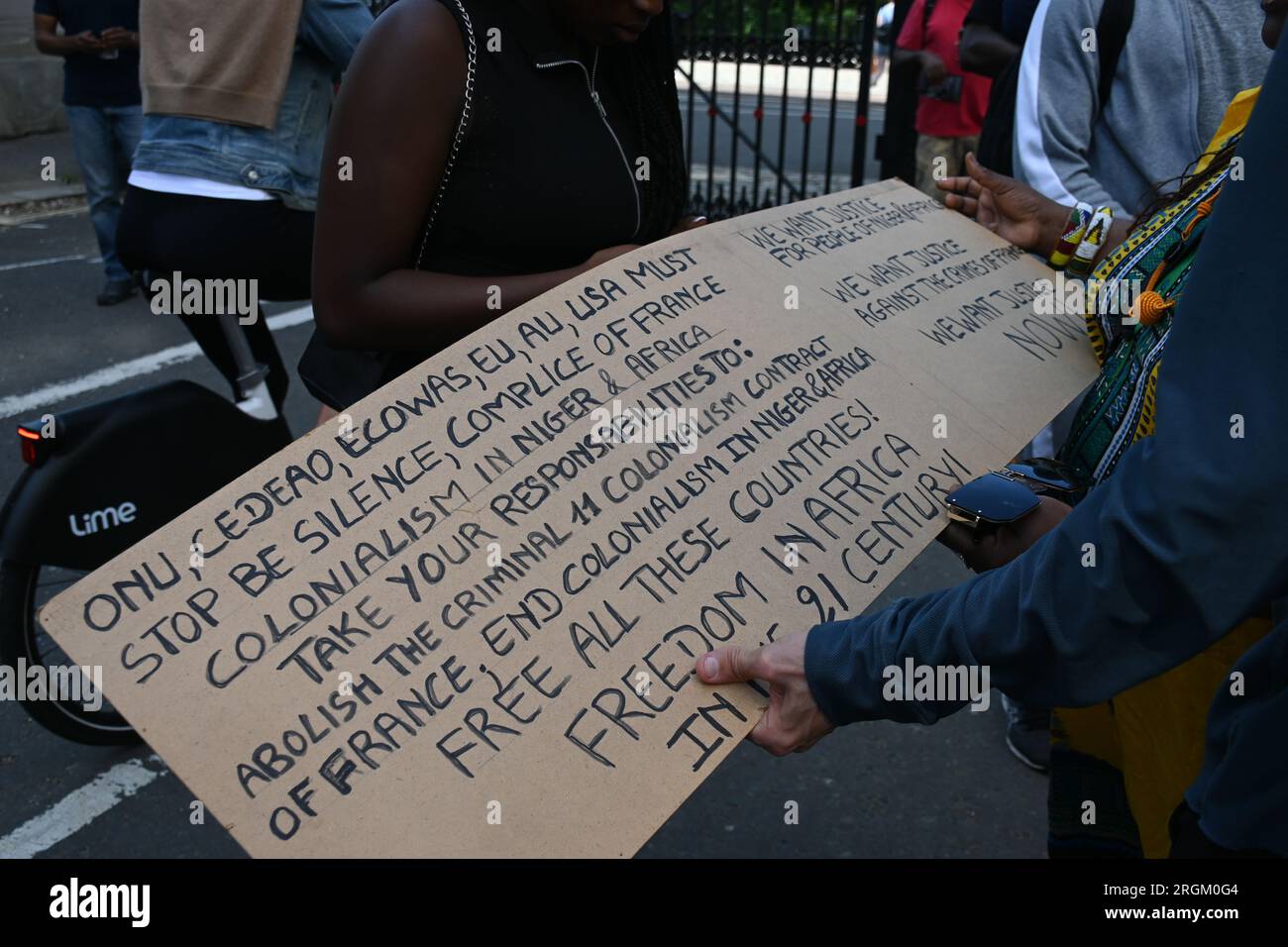 Botschaft Frankreichs, London, Großbritannien. 10. Aug. 2023. Antiimperialistische Demonstrationen sagen Nein zu Macron und seinen imperialistischen Puppen, Macky Sall. Nein zum Krieg gegen Niger, ECOWAS/imperialistische Truppen außerhalb Afrikas. Kredit: Siehe Li/Picture Capital/Alamy Live News Stockfoto