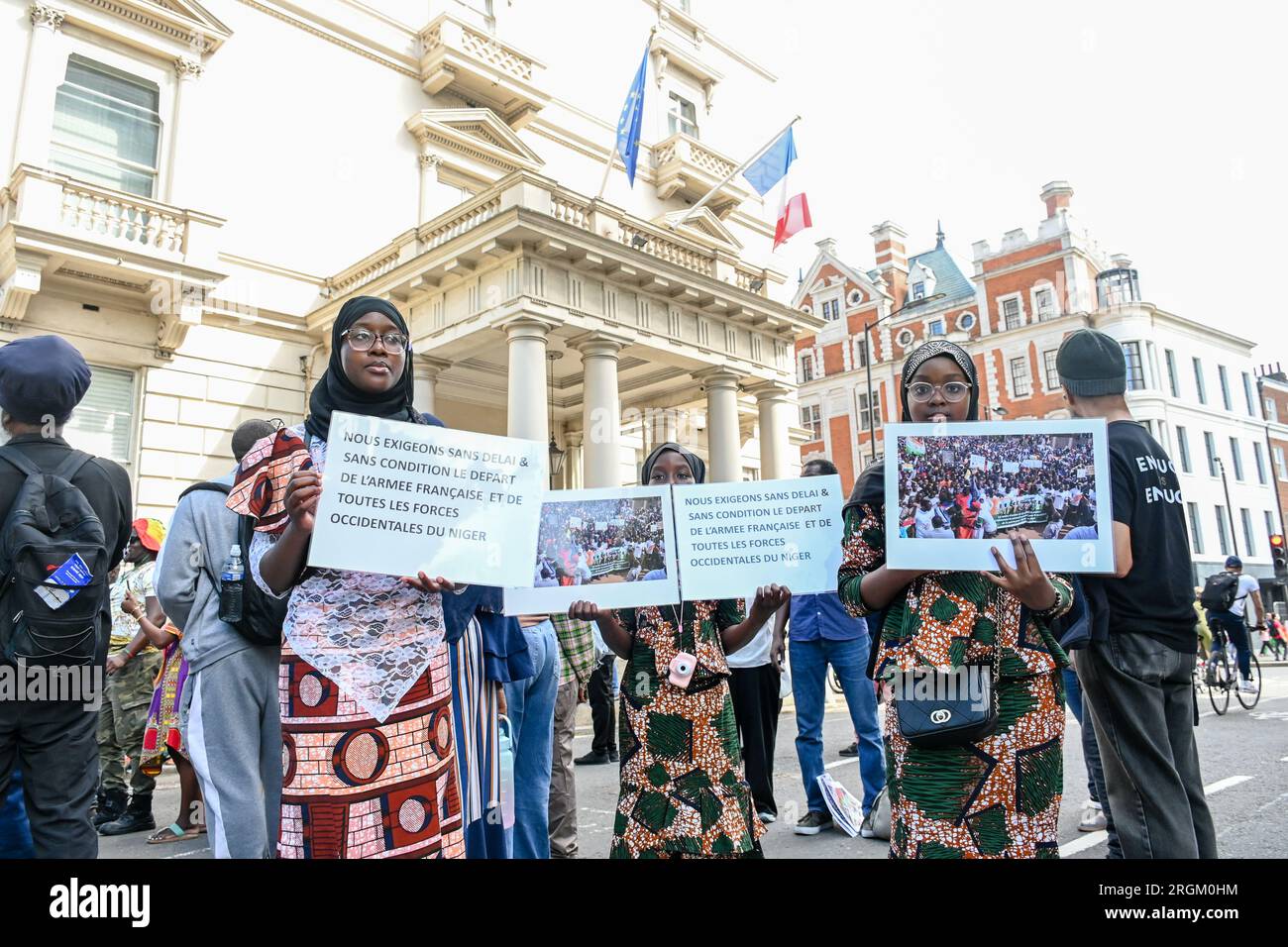 Botschaft Frankreichs, London, Großbritannien. 10. Aug. 2023. Antiimperialistische Demonstrationen sagen Nein zu Macron und seinen imperialistischen Puppen, Macky Sall. Nein zum Krieg gegen Niger, ECOWAS/imperialistische Truppen außerhalb Afrikas. Kredit: Siehe Li/Picture Capital/Alamy Live News Stockfoto