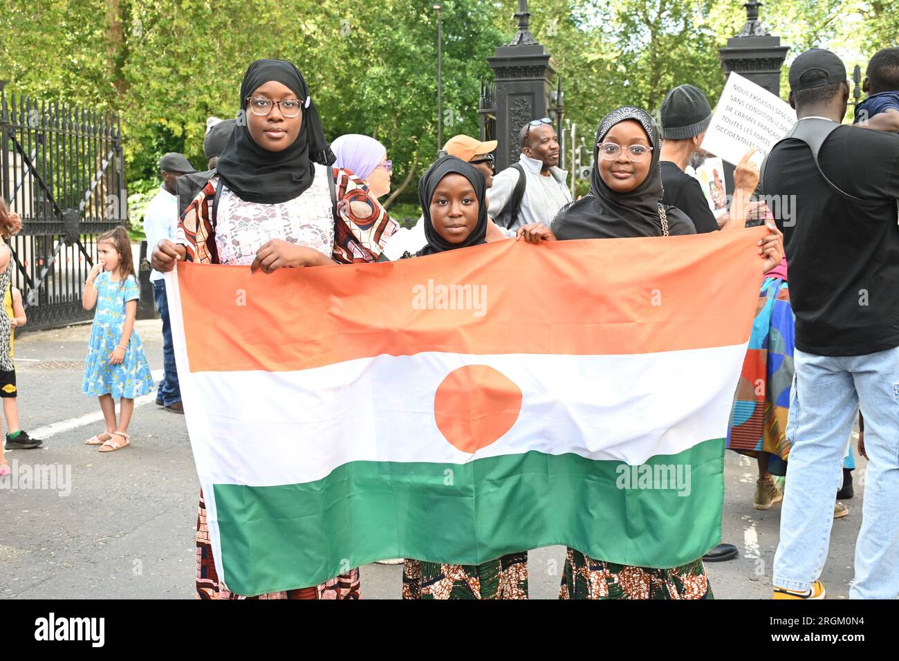Botschaft Frankreichs, London, Großbritannien. 10. Aug. 2023. Antiimperialistische Demonstrationen sagen Nein zu Macron und seinen imperialistischen Puppen, Macky Sall. Nein zum Krieg gegen Niger, ECOWAS/imperialistische Truppen außerhalb Afrikas. Kredit: Siehe Li/Picture Capital/Alamy Live News Stockfoto