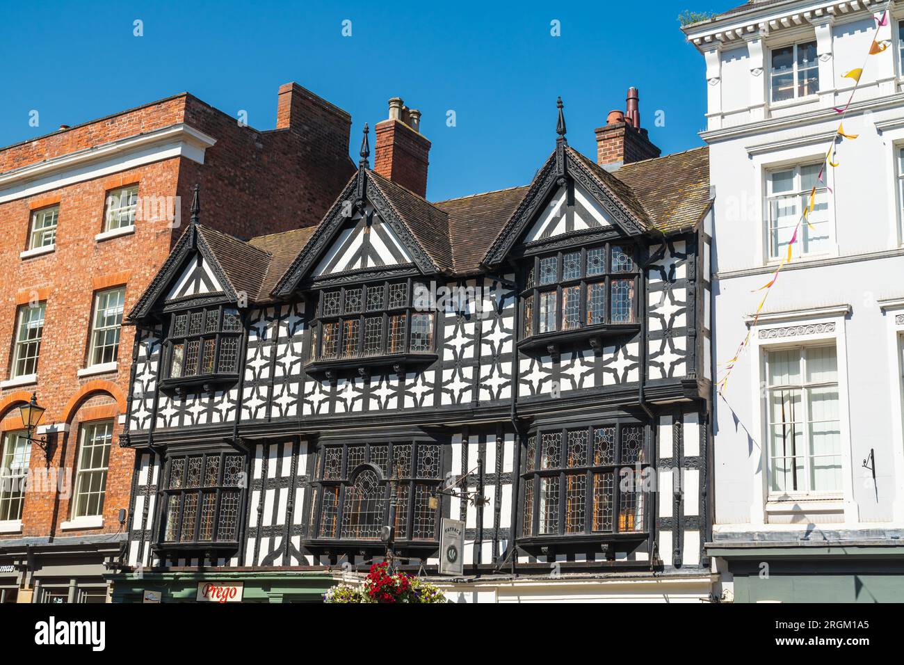 Shrewsbury, England – August 10 2023: Ein Blick auf das Holzgebäude im Tudor-Stil in Shrewsbury, Shropshire Stockfoto