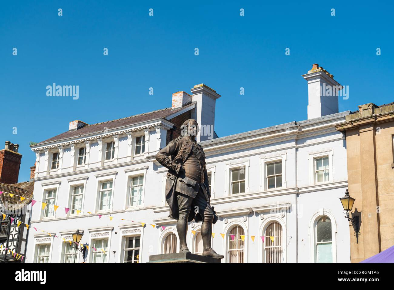 Shrewsbury, England – August 10 2023: Dreiviertel Blick auf die historische Robert Clive of India Statue im Square, Shrewsbury, Shropshire Stockfoto