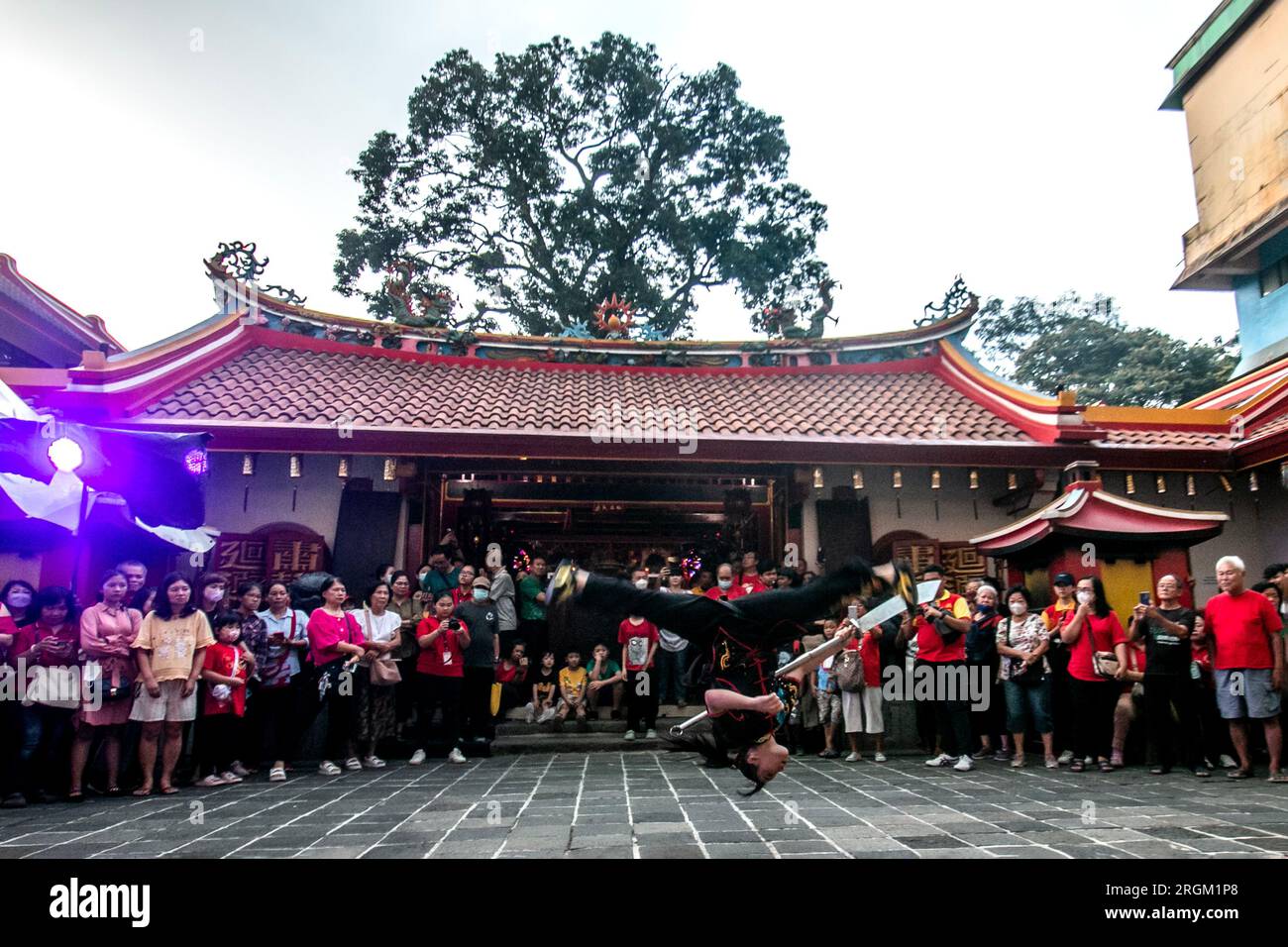 Eine Frau demonstriert die Wushu-Kampfkunst auf der Sejit-Feier von YM Kongco Kwan Kong im Dhanagun Vihara, Bogor, Indonesien, am 10. August 2023 Stockfoto