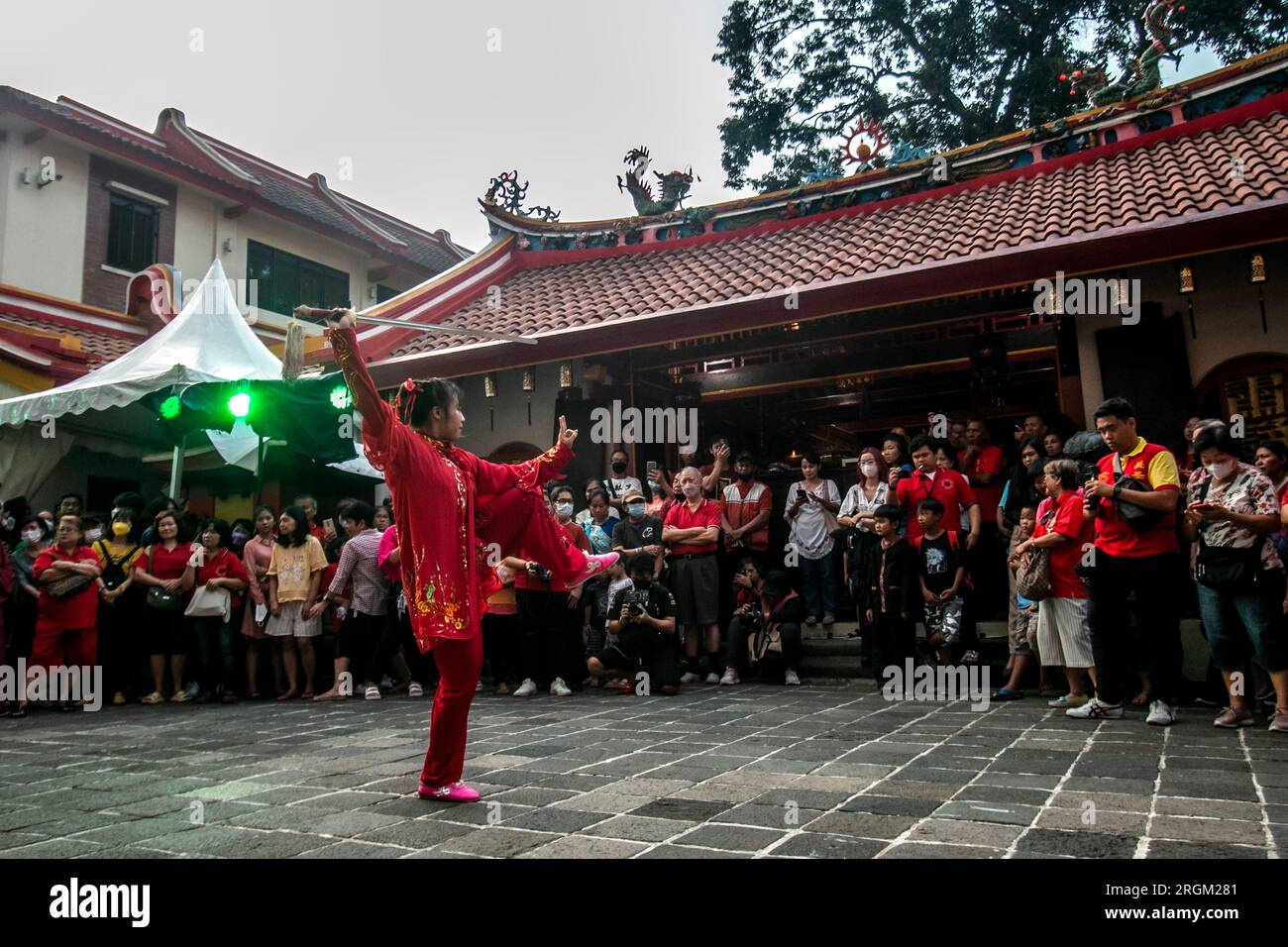 Eine Frau demonstriert die Wushu-Kampfkunst auf der Sejit-Feier von YM Kongco Kwan Kong im Dhanagun Vihara, Bogor, Indonesien, am 10. August 2023 Stockfoto