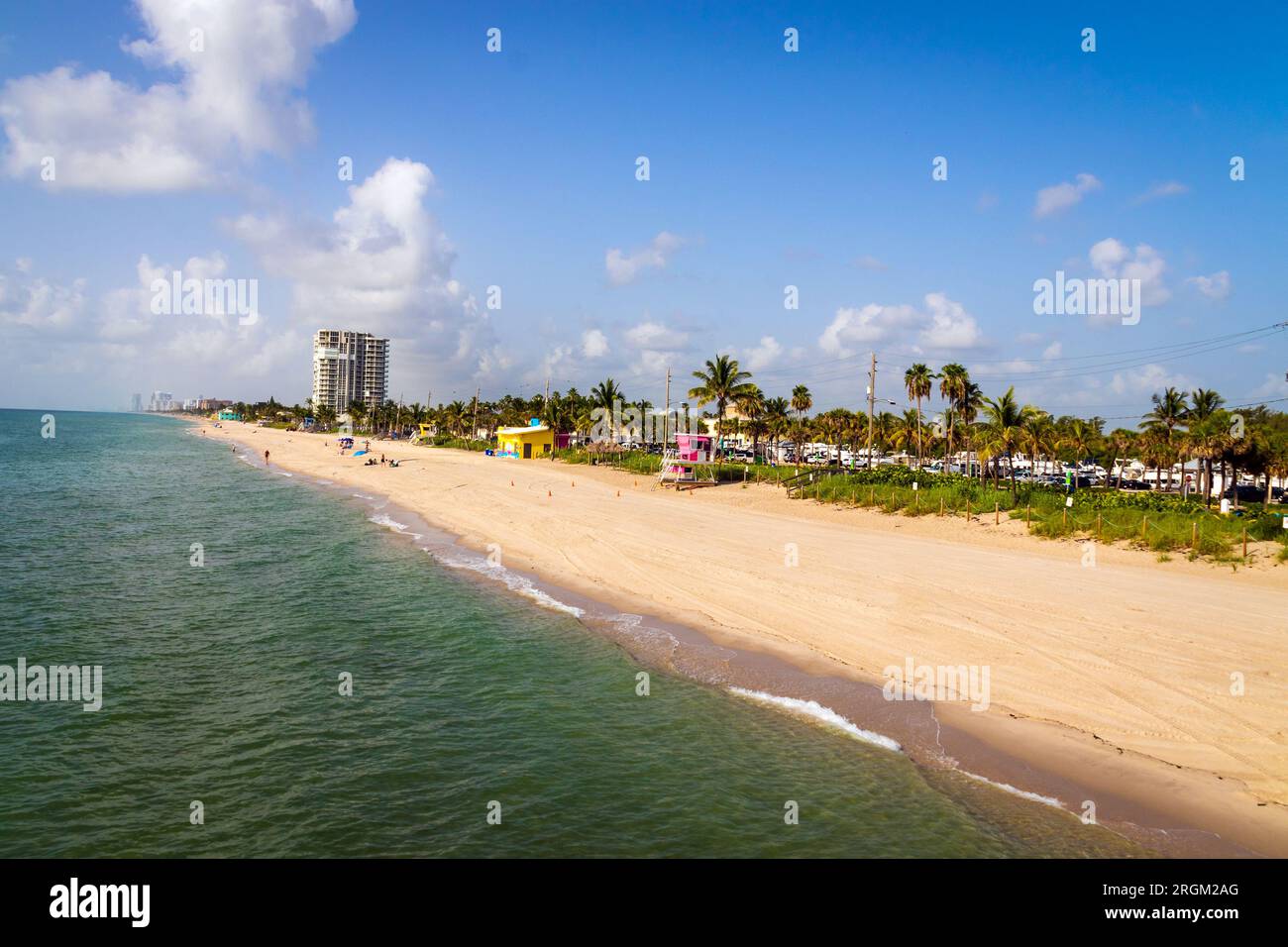 DANIA BEACH, FLORIDA, USA - JULI 24 2023 Landschaft am schönen Sandstrand von Florida tagsüber Stockfoto