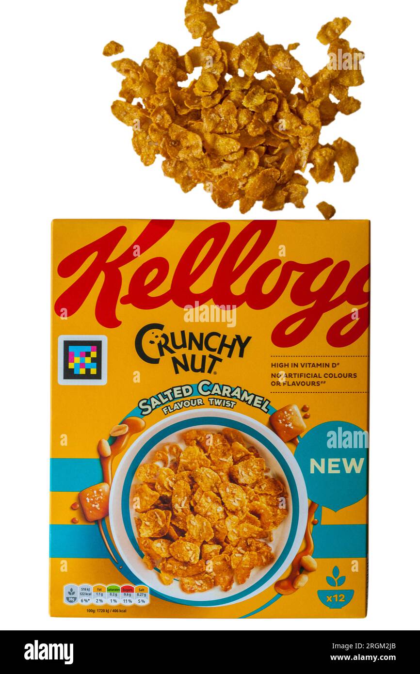 Schachtel Kellogg Crunchy Nuss gesalzenes Karamell-Getreide geöffnet mit Inhalt verschüttet auf weißem Hintergrund - Kellogg's Getreide Kellogg-Getreide Stockfoto
