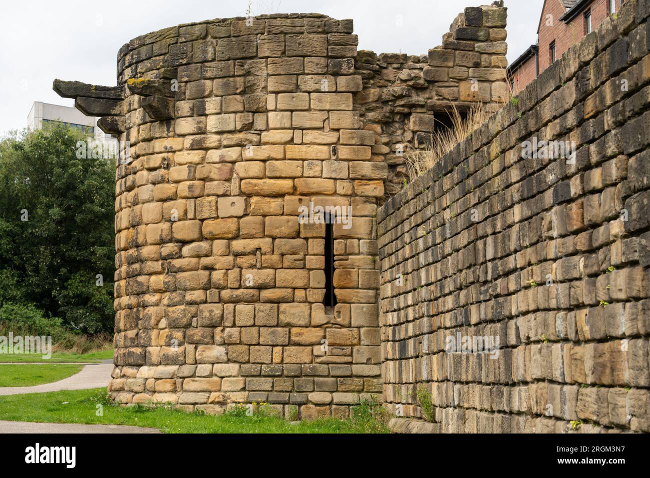 Der Durham Tower - Teil der Stadtmauer in der Stadt Newcastle upon Tyne, Großbritannien - eine mittelalterliche Verteidigungsmauer, Ende des 13. Jahrhunderts. Stockfoto