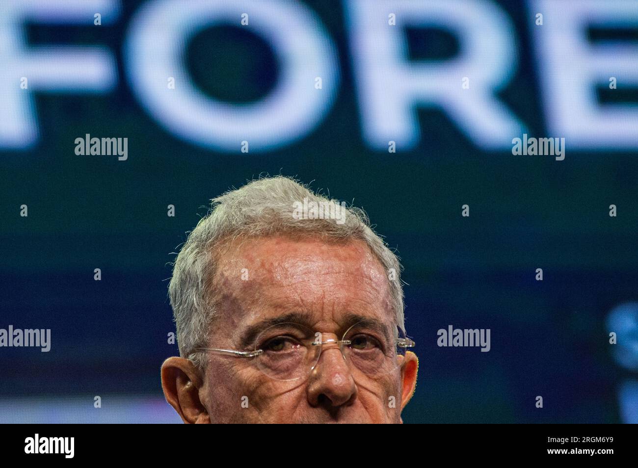 Bogota, Kolumbien. 10. Aug. 2023. Der ehemalige kolumbianische Präsident Alvaro Uribe Velez nimmt am 10. August 2023 an einer Veranstaltung Teil, bei der die Kandidaten für den rat der politischen Partei von Bogota, Centro Democratico, bekannt gegeben werden. Foto: Sebastian Barros/Long Visual Press Credit: Long Visual Press/Alamy Live News Stockfoto
