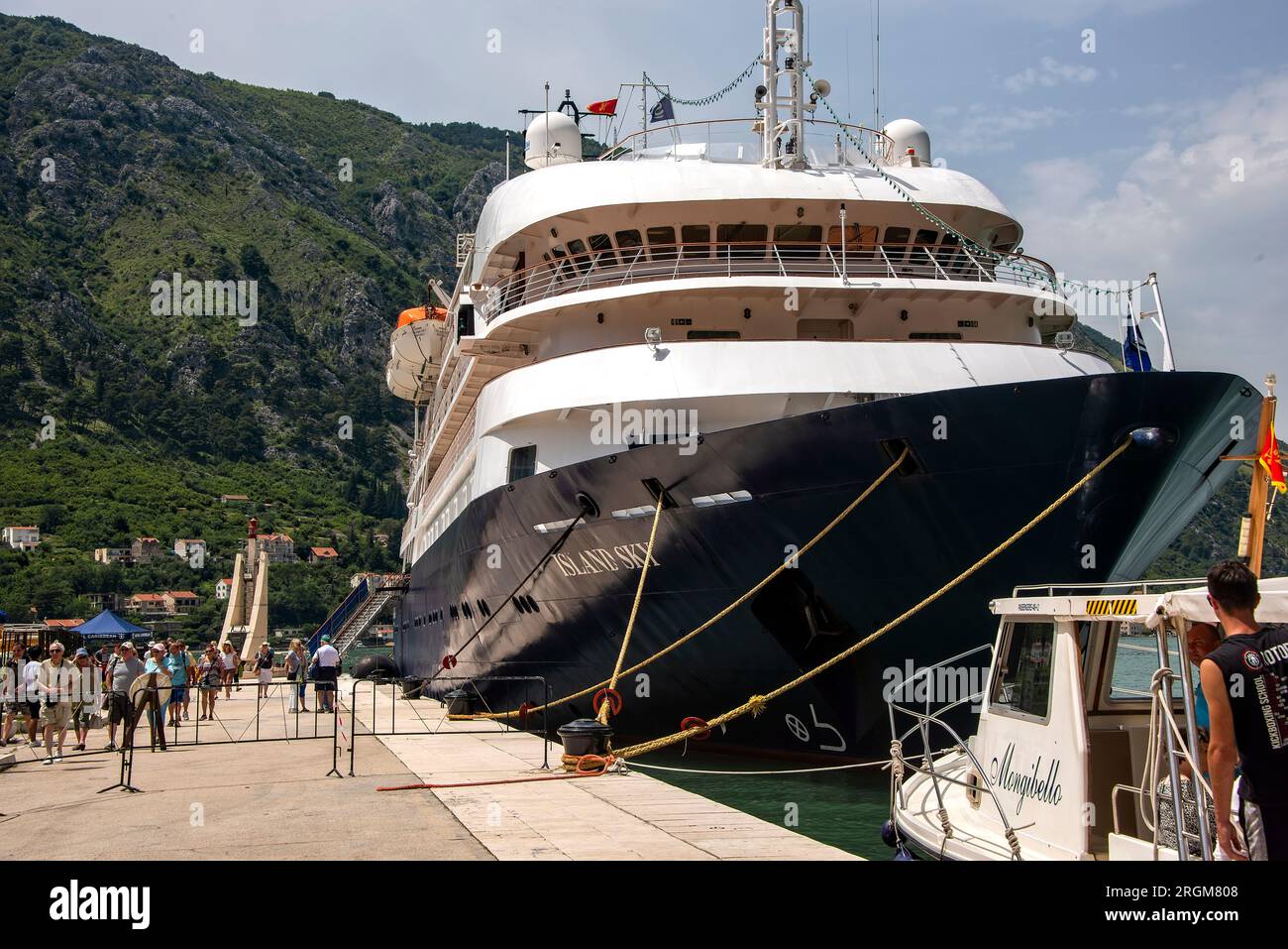 Kotor, Montenegro - 16. Juni 2016: Das Luxusliner Island Sky im Hafen von Kotor, Montenegro. Stockfoto