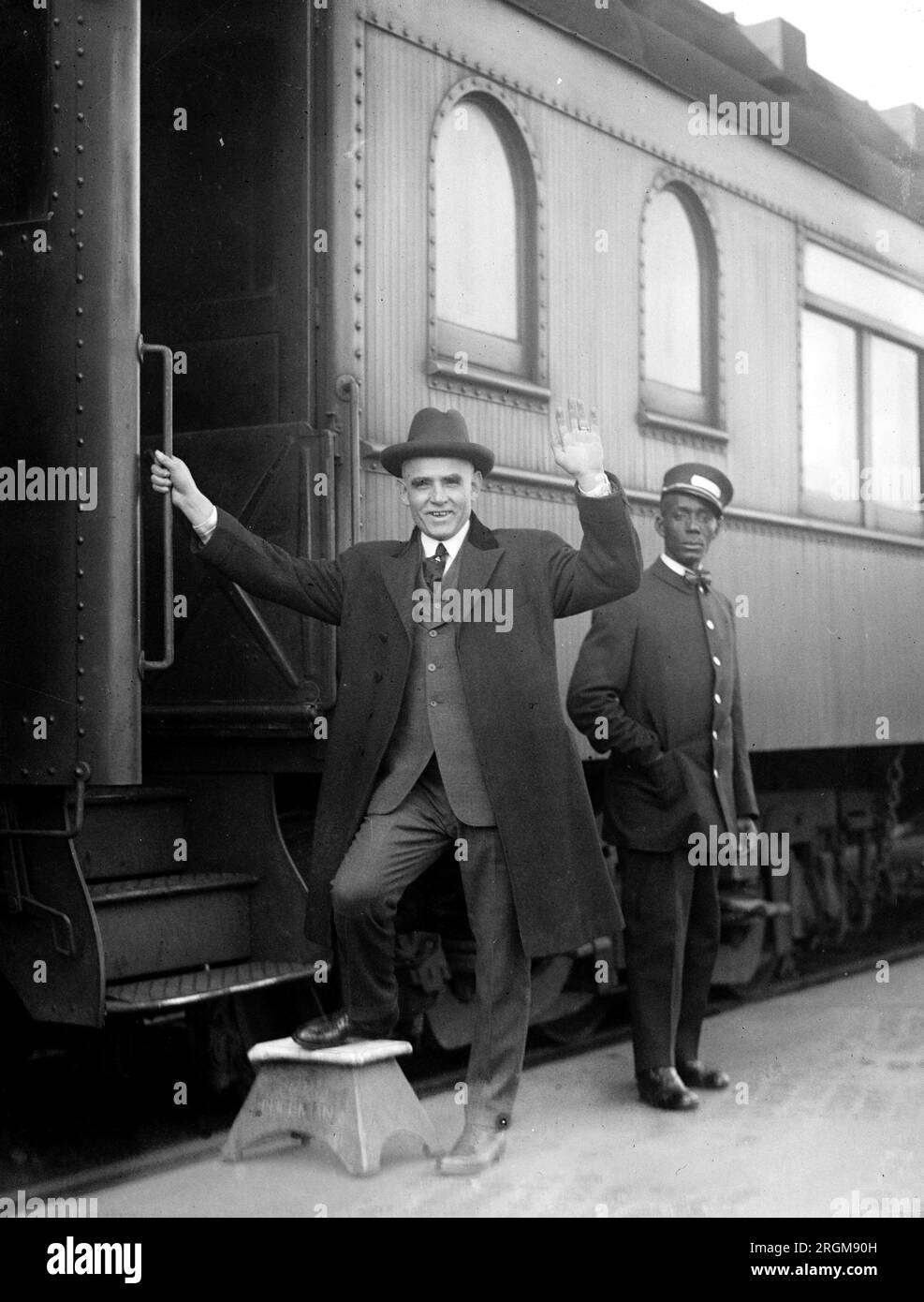 Clark Griffith steigt in einen Zug. 1920 Stockfoto