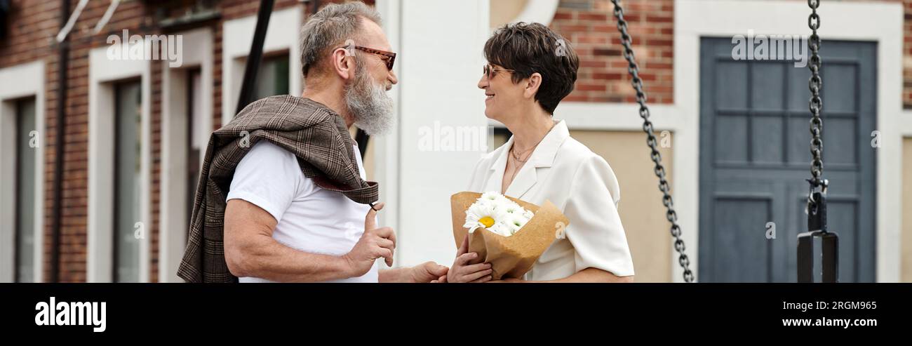 Glückliches älteres Paar, Frau mit Blumenstrauß, die Mann, Romantik, Banner, Ehefrau ansieht Stockfoto