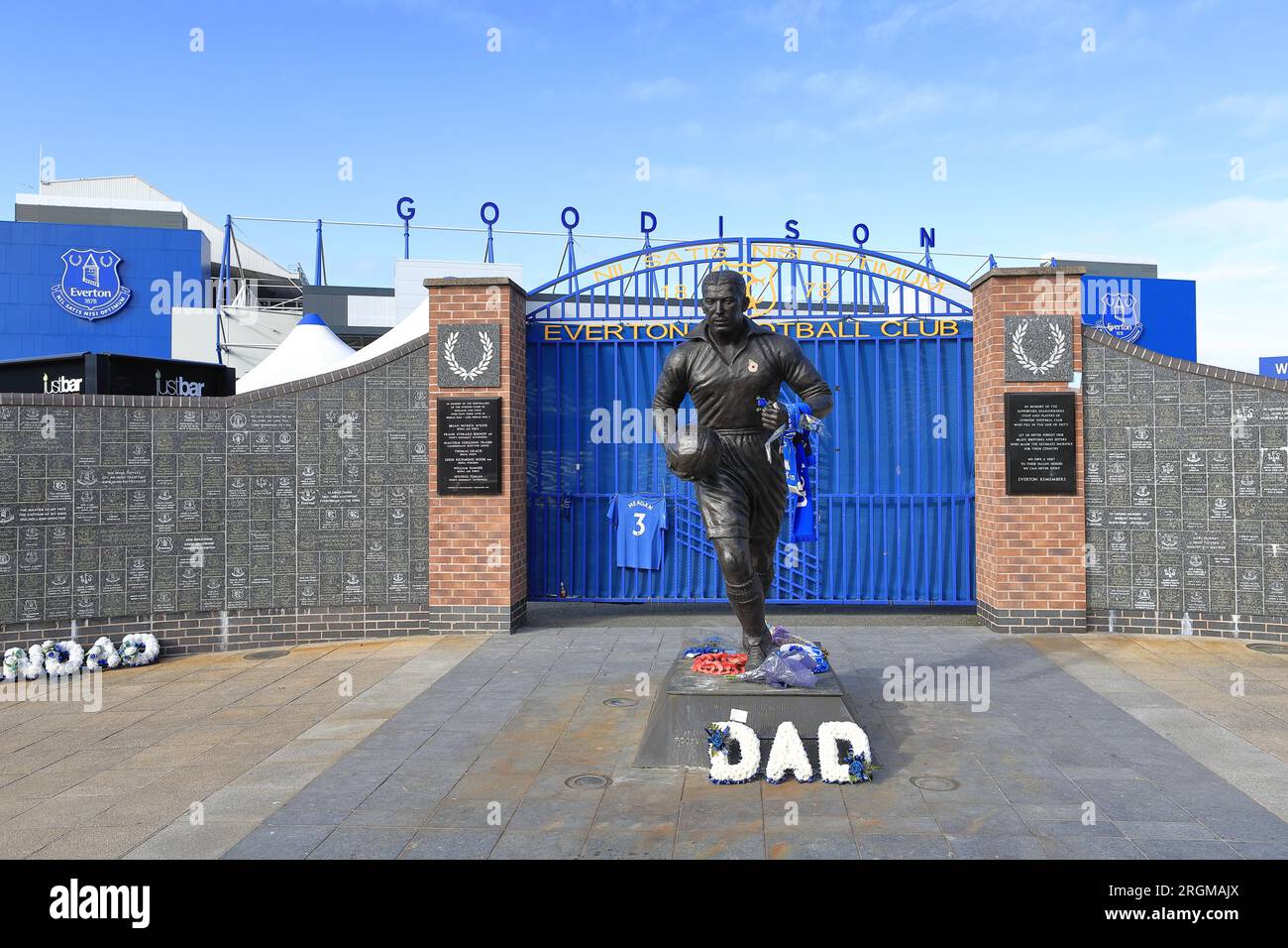 Eine Statue von Dixie Dean footballer und Torschütze außerhalb Goodison Park in England. Feiert es seinen Beitrag zu Everton Football Club. Stockfoto