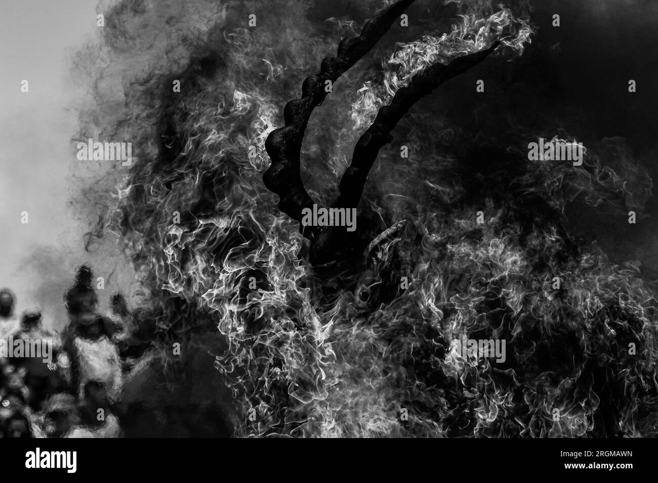 Verbrannt von Masken am Samstag des Ruhmes der Heiligen Woche, gefeiert von der Yaqui Gemeinschaft oder Stamm in Hermosillo Mexiko am 15. April 2017. Masken mit seltsamen Formen oder Dämonen verbrennen die Flammen oder das Feuer (Foto von Luis Gutierrez /Norte Photo/ NortePhoto.com) Quema de mascaras en sabado de gloria de semana santa celebrada por la comunidad Yaqui o tribu en Hermosillo Mexico el 15 abril de2017. Mascaras con extrañas formas o demonios arden el llamas o fuego (Foto por Luis Gutierrez /Norte Photo/ NortePhoto.com) Stockfoto