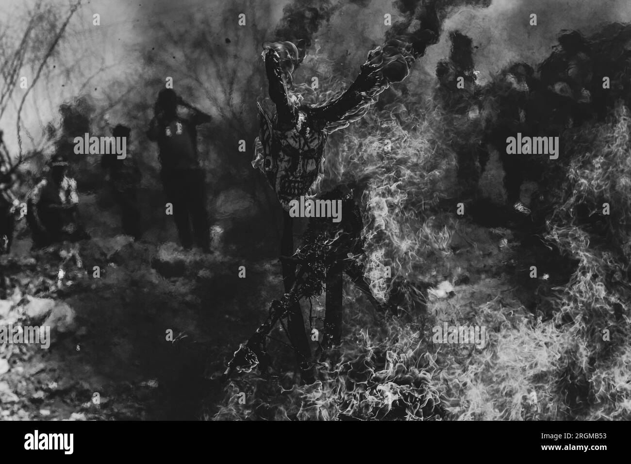 Verbrannt von Masken am Samstag des Ruhmes der Heiligen Woche, gefeiert von der Yaqui Gemeinschaft oder Stamm in Hermosillo Mexiko am 15. April 2017. Masken mit seltsamen Formen oder Dämonen verbrennen die Flammen oder das Feuer (Foto von Luis Gutierrez /Norte Photo/ NortePhoto.com) Quema de mascaras en sabado de gloria de semana santa celebrada por la comunidad Yaqui o tribu en Hermosillo Mexico el 15 abril de2017. Mascaras con extrañas formas o demonios arden el llamas o fuego (Foto por Luis Gutierrez /Norte Photo/ NortePhoto.com) Stockfoto