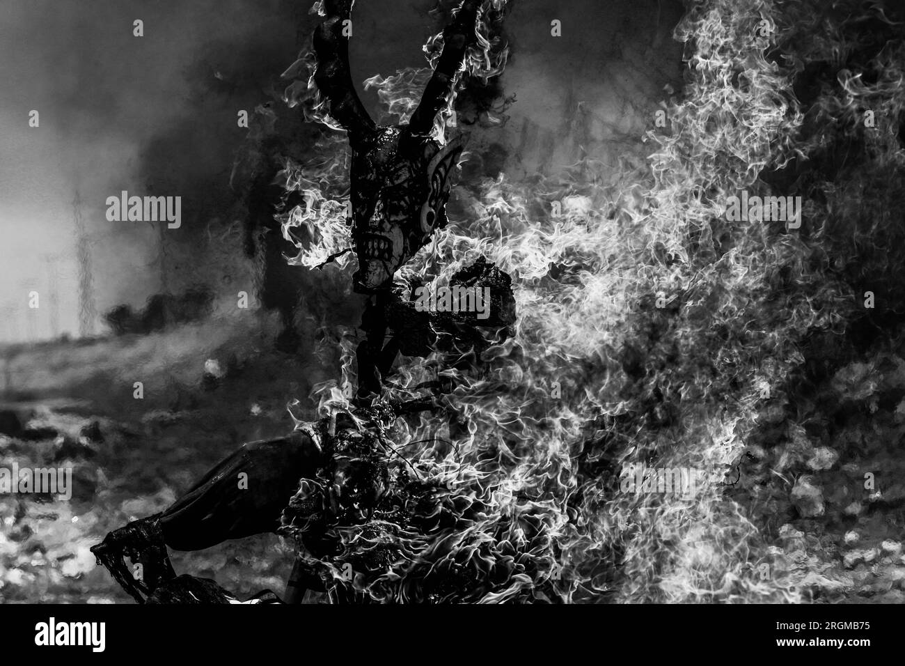 Verbrannt von Masken am Samstag des Ruhmes der Heiligen Woche, gefeiert von der Yaqui Gemeinschaft oder Stamm in Hermosillo Mexiko am 15. April 2017. Masken mit seltsamen Formen oder Dämonen verbrennen die Flammen oder das Feuer (Foto von Luis Gutierrez /Norte Photo/ NortePhoto.com) Quema de mascaras en sabado de gloria de semana santa celebrada por la comunidad Yaqui o tribu en Hermosillo Mexico el 15 abril de2017. Mascaras con extrañas formas o demonios arden el llamas o fuego (Foto por Luis Gutierrez /Norte Photo/ NortePhoto.com) Stockfoto