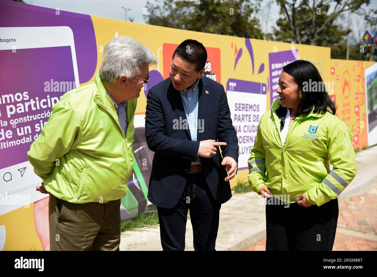 Bogota, Kolumbien. 10. Aug. 2023. Mitglieder von Bogotas U-Bahn-Unternehmen sprechen am 10. August 2023 während der Einweihung eines U-Bahn-Wagens von Bogotas zukünftigem U-Bahn-System als Kulturschule für öffentliche Verkehrsmittel. Foto von: Chepa Beltran/Long Visual Press Credit: Long Visual Press/Alamy Live News Stockfoto