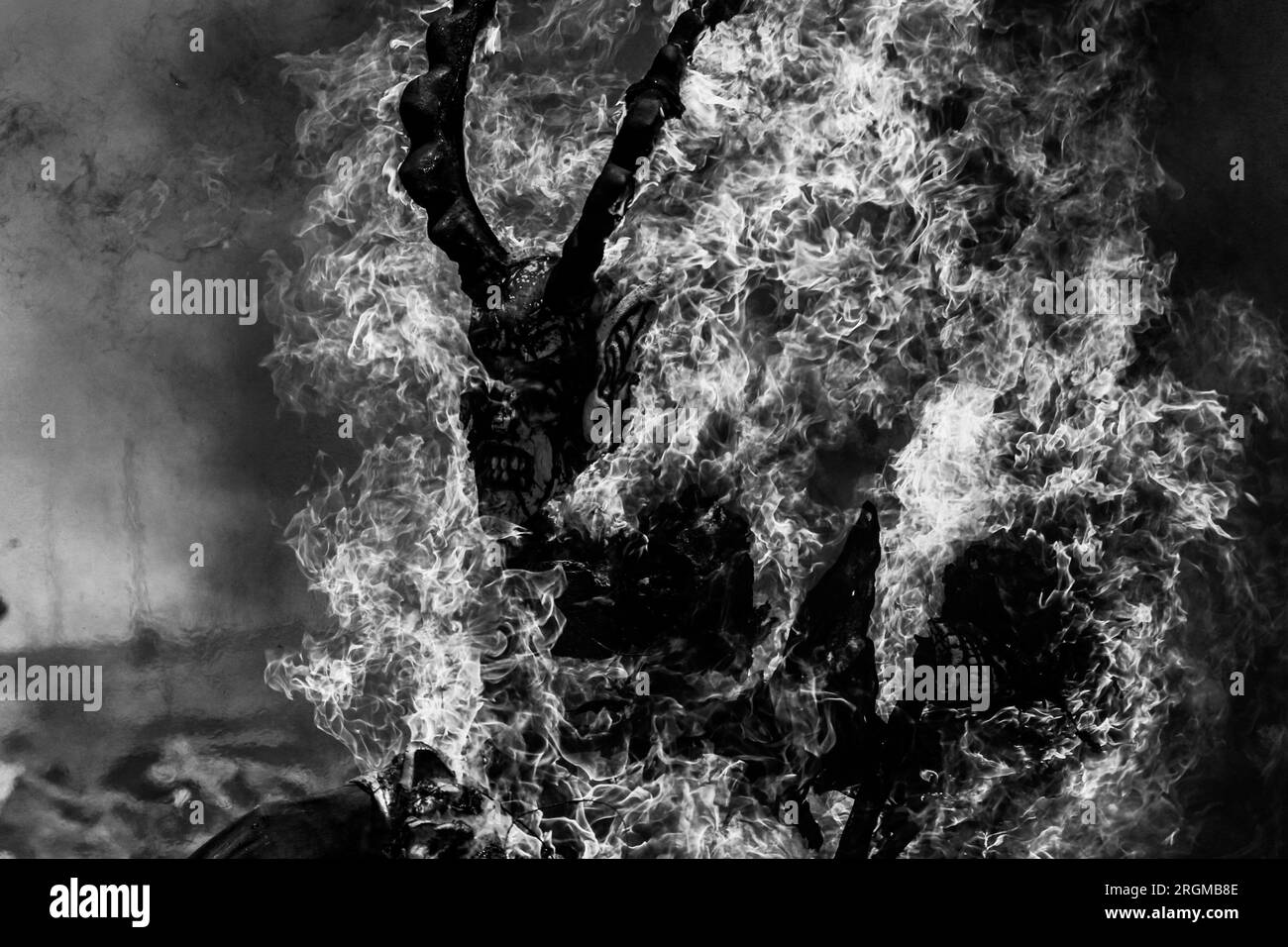 Verbrannt von Masken am Samstag des Ruhmes der Heiligen Woche, gefeiert von der Yaqui Gemeinschaft oder Stamm in Hermosillo Mexiko am 15. April 2017. Masken mit seltsamen Formen oder Dämonen verbrennen die Flammen oder das Feuer (Foto von Luis Gutierrez /Norte Photo/ NortePhoto.com) Quema de mascaras en sabado de gloria de semana santa celebrada por la comunidad Yaqui o tribu en Hermosillo Mexico el 15 abril de2017. Mascaras con extrañas formas o demonios arden el llamas o fuego (Foto por Luis Gutierrez /Norte Photo/ NortePhoto.com) Stockfoto