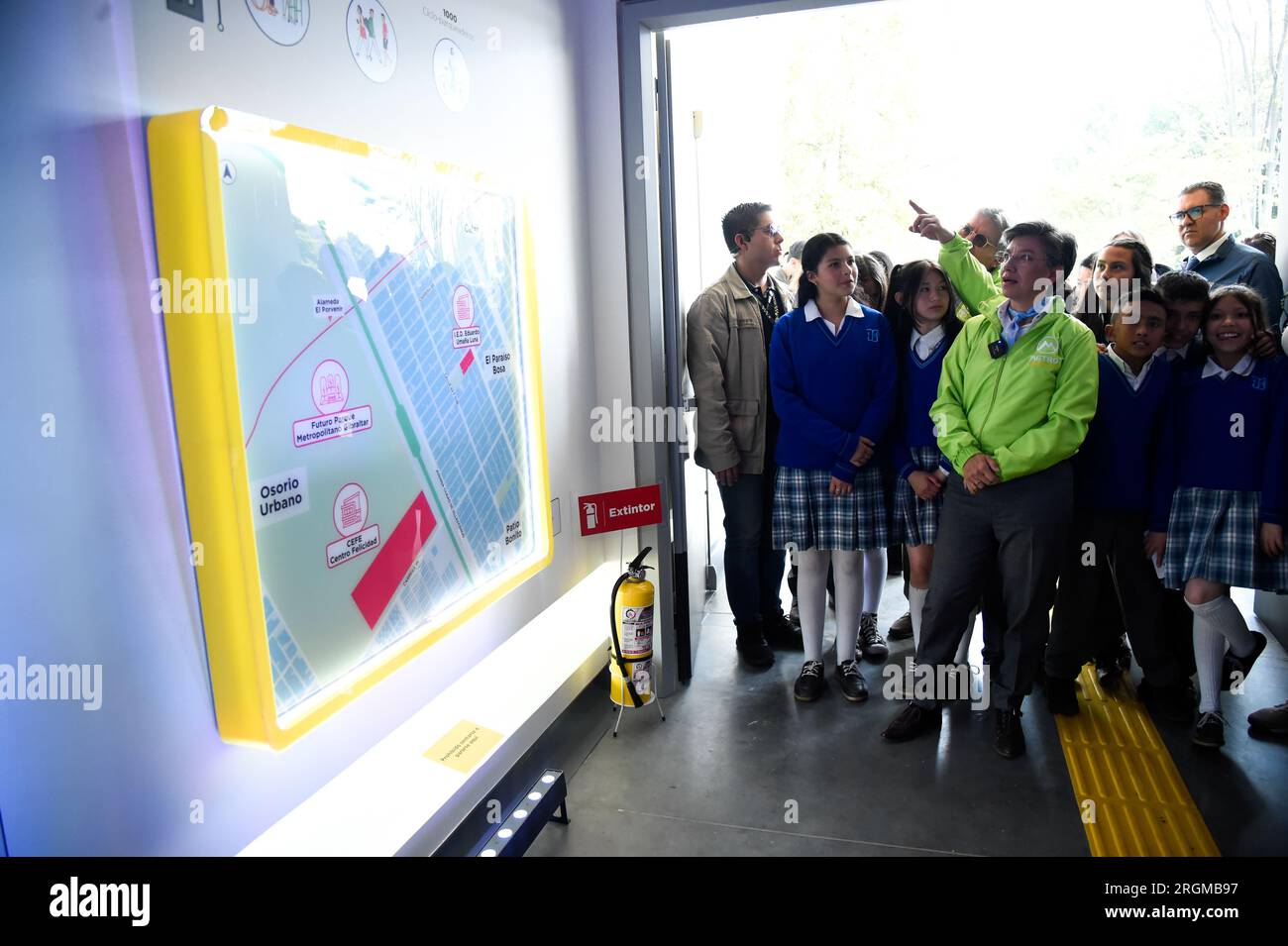 Bogota, Kolumbien. 10. Aug. 2023. Die Bürgermeisterin von Bogota, Claudia Lopez, betritt am 10. August 2023 während der Einweihung eines U-Bahn-Wagens des zukünftigen U-Bahn-Systems von Bogota als Kulturschule für öffentliche Verkehrsmittel eine ähnliche Metrostation. Foto von: Chepa Beltran/Long Visual Press Credit: Long Visual Press/Alamy Live News Stockfoto