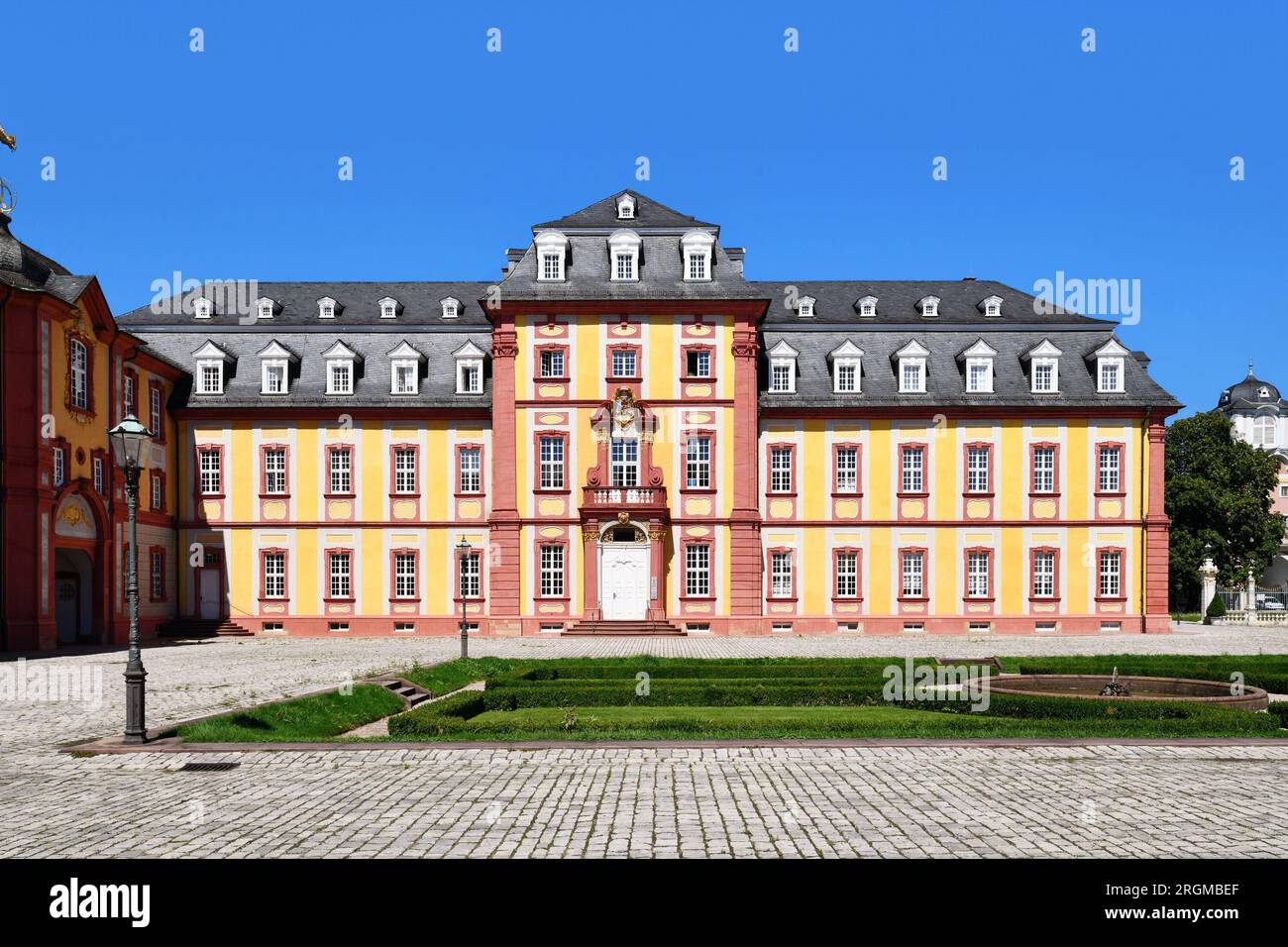 Bruchsal, Deutschland - August 2023: Kammerflügel des barocken Schlosses Bruchsal an sonnigen Tagen Stockfoto