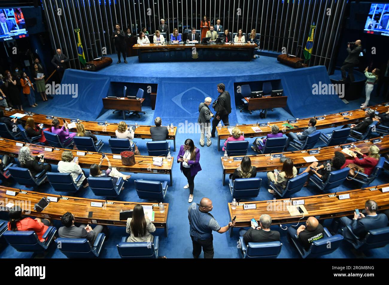 Brasília, DF - 10.08.2023: SENADO 17 ANOS da LEI MARIA da PENHA - Diesen Donnerstag (10) veranstaltet der Bundessenat eine feierliche Sitzung anlässlich des 17. Jahrestages des Maria-da-Penha-Gesetzes. (Foto: Ton Molina/Fotoarena) Stockfoto