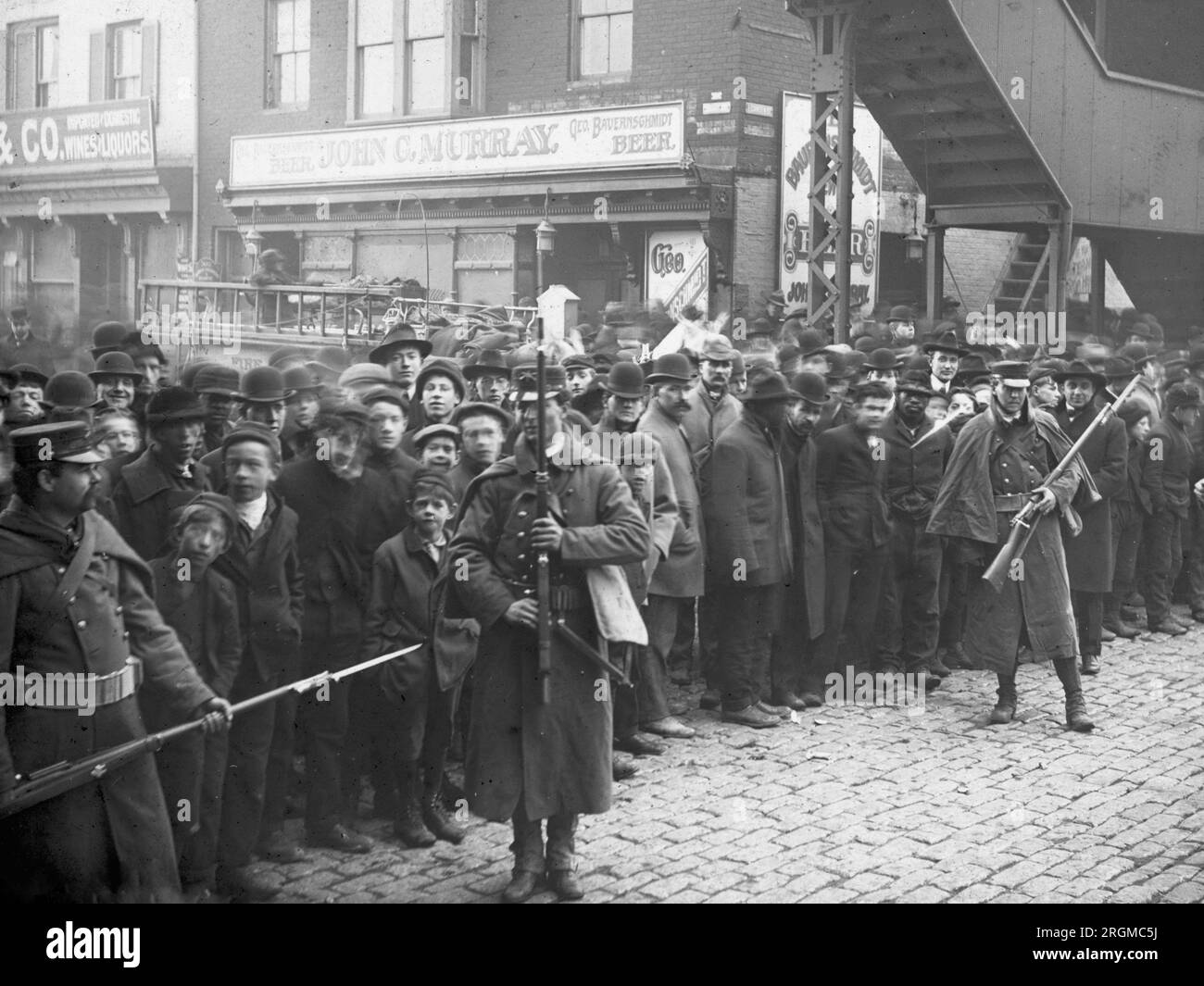 [Baltimore Fire Aftermath, 1904] die Miliz hält die Menge zurück, die auf Brandschäden schaut Stockfoto