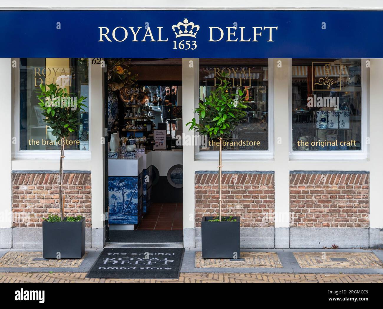 Delft, Südholland, Niederlande, 3. Juli 2023 - Fassade des Royal Delft Luxusgeschäfts mit Porzellanverkauf Stockfoto