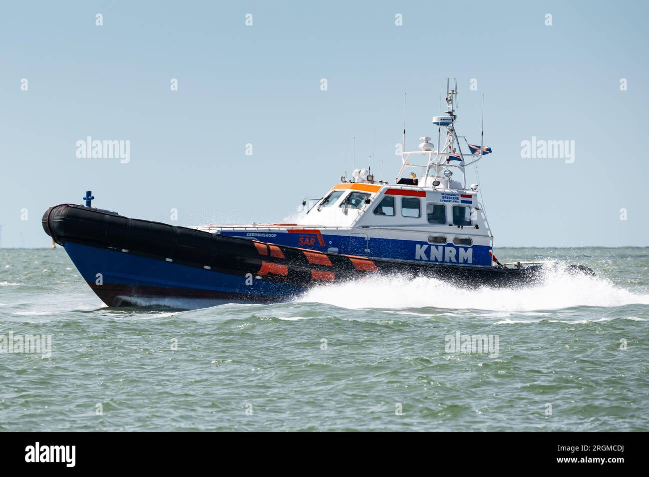 Ein Bereitschaftsboot der Royal Netherlands Sea Rescue Institution (KNRM) an der Nordsee bei Vlissingen. Stockfoto