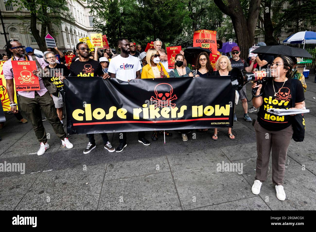 10. August 2023, New York City, New York, USA: Personen mit einem Banner mit der Aufschrift „Close Rikers now“ bei einer Versammlung zur Schließung des Rikers Island Gefängnisses in New York City. (Kreditbild: © Michael Brochstein/ZUMA Press Wire) NUR REDAKTIONELLE VERWENDUNG! Nicht für den kommerziellen GEBRAUCH! Stockfoto