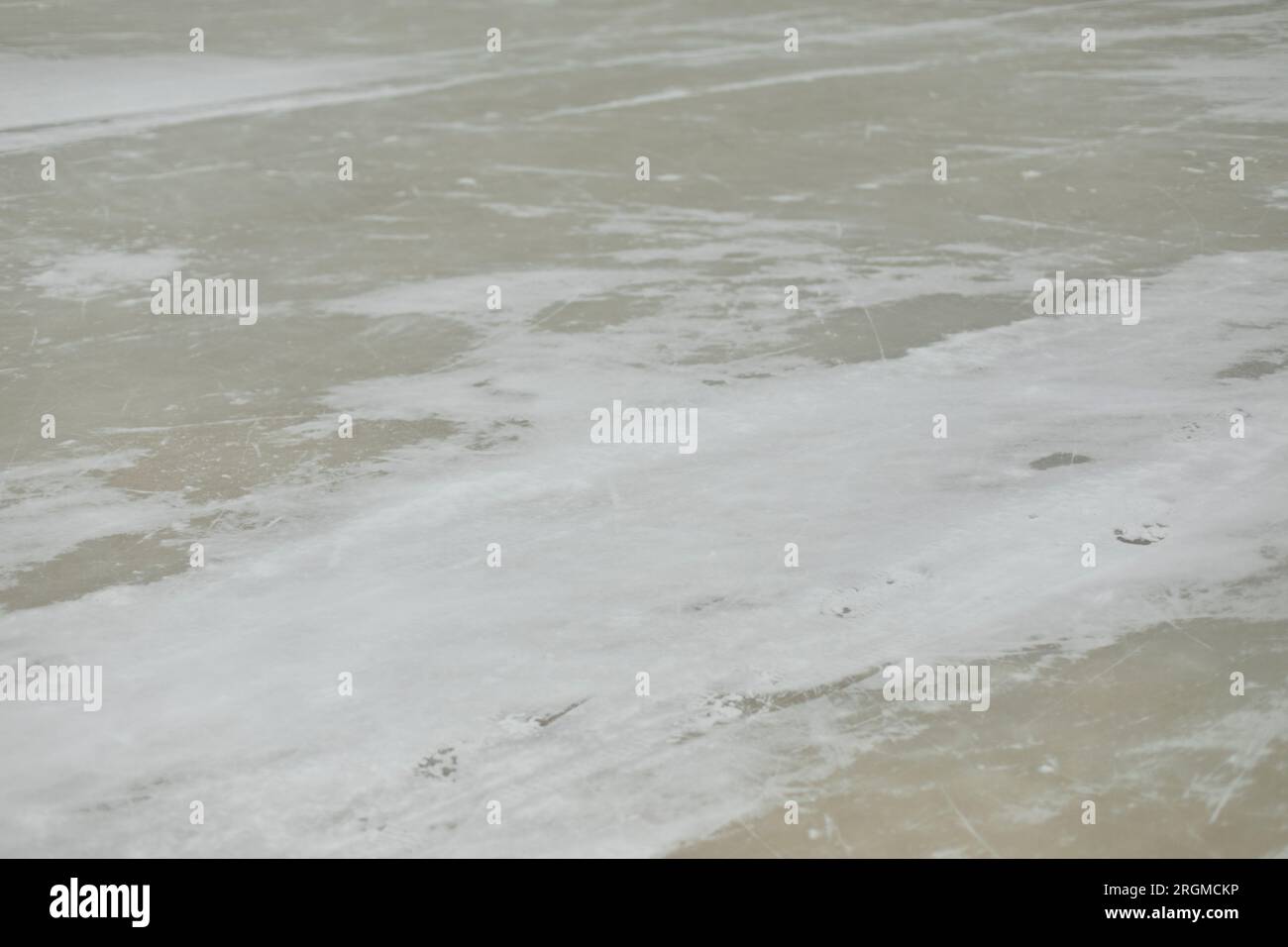 Eis im Schnee. Eis im Hockeystadion. Schneetextur. Rollenteile. Stockfoto