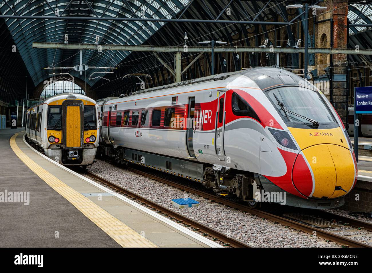 LNER Class 801 Azuma, Kings Cross Station, Euston Road, London, England Stockfoto